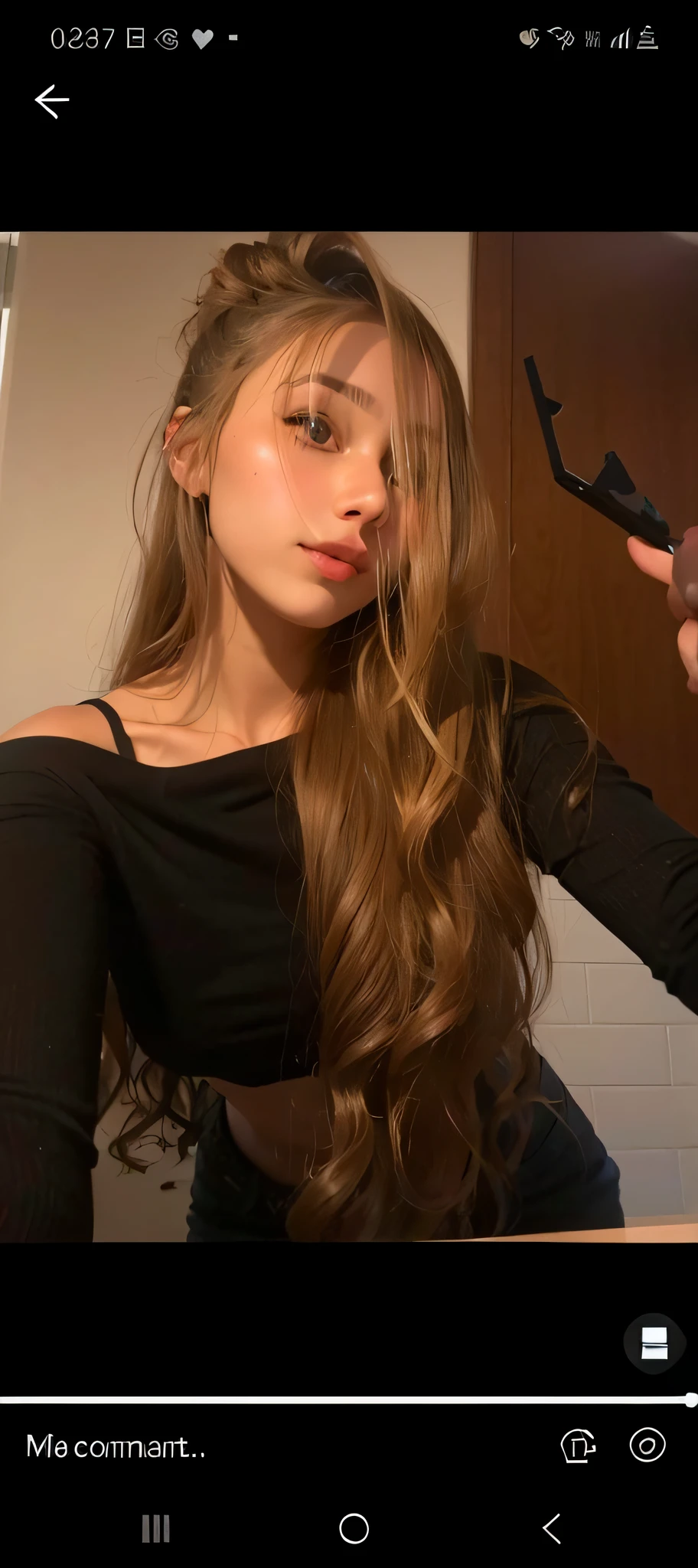 mulher arafed com cabelo comprido em um vestido preto tirando uma selfie, 2 Modelo feminina de 4 anos, 18 anos, 1 6 anos, com cabelos longos, 19-year-old girl, 🤤 retrato da menina, Anna Nikonova aka Newmilky, long messy hair, 1 8 I, qualidade muito baixa, ela tem cerca de 2 0 anos
