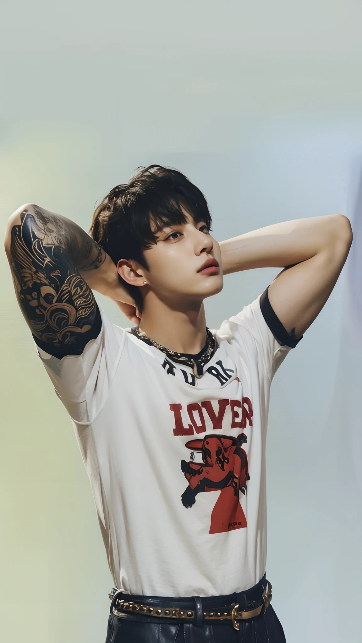 Yoongi de bts con pelo naranja, fuerte, musculoso tatuado