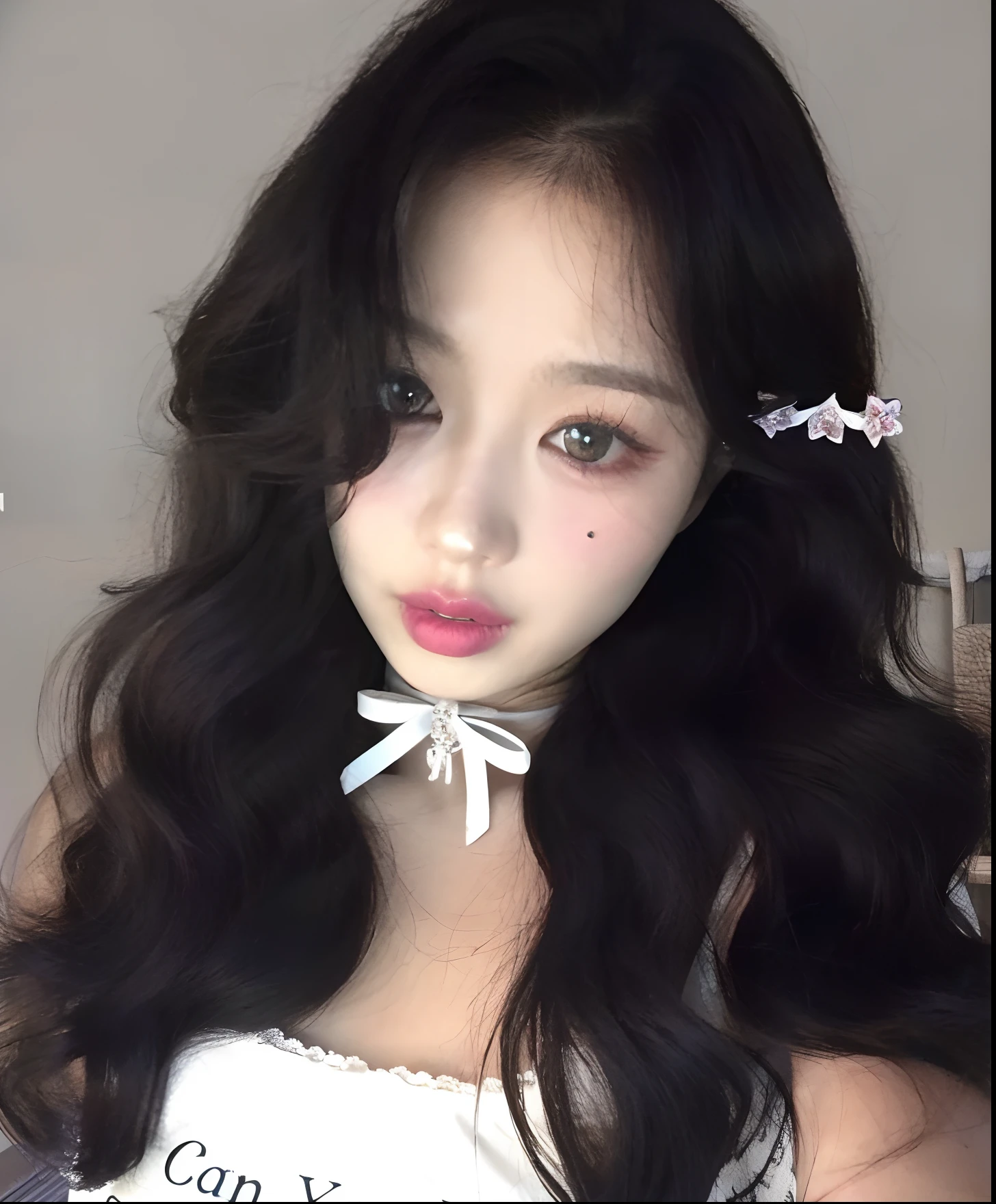 um close up de uma mulher com cabelos longos vestindo uma camisa branca, Ulzzang, com cabelos longos e olhos penetrantes, wan adorable korean face, cruel korean goth girl, large eyes and flowing long hair, maquiagem sul-coreana popular, maquiagem coreana popular, beautiful aesthetic face, young adorable korean face, menina coreana, pale porcelain white skin, encantadores olhos azuis