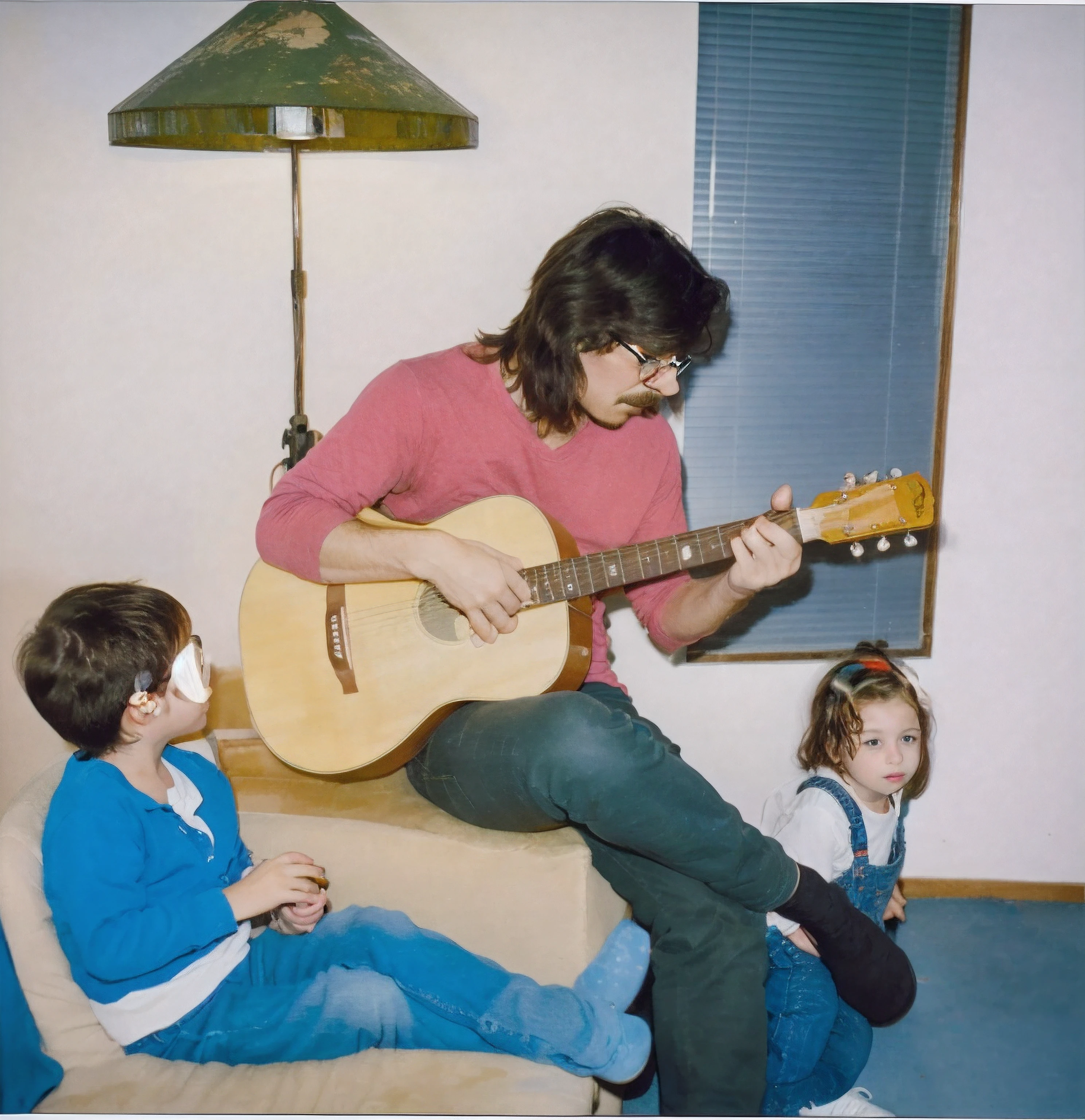 There's a man with a mustache and glasses, cabelo comprido, Playing guitar with two kids, tocando guitarra, playing the guitar, digitalizado em, playing the guitar, playing a guitar, Digitalizados, tiradas no final dos anos 1980, Foto colorida dos anos 90, cerca de 3 5 anos, digitalizado 2400 dpi, Vindima granulada, 1 2 0 0 varredura dpi