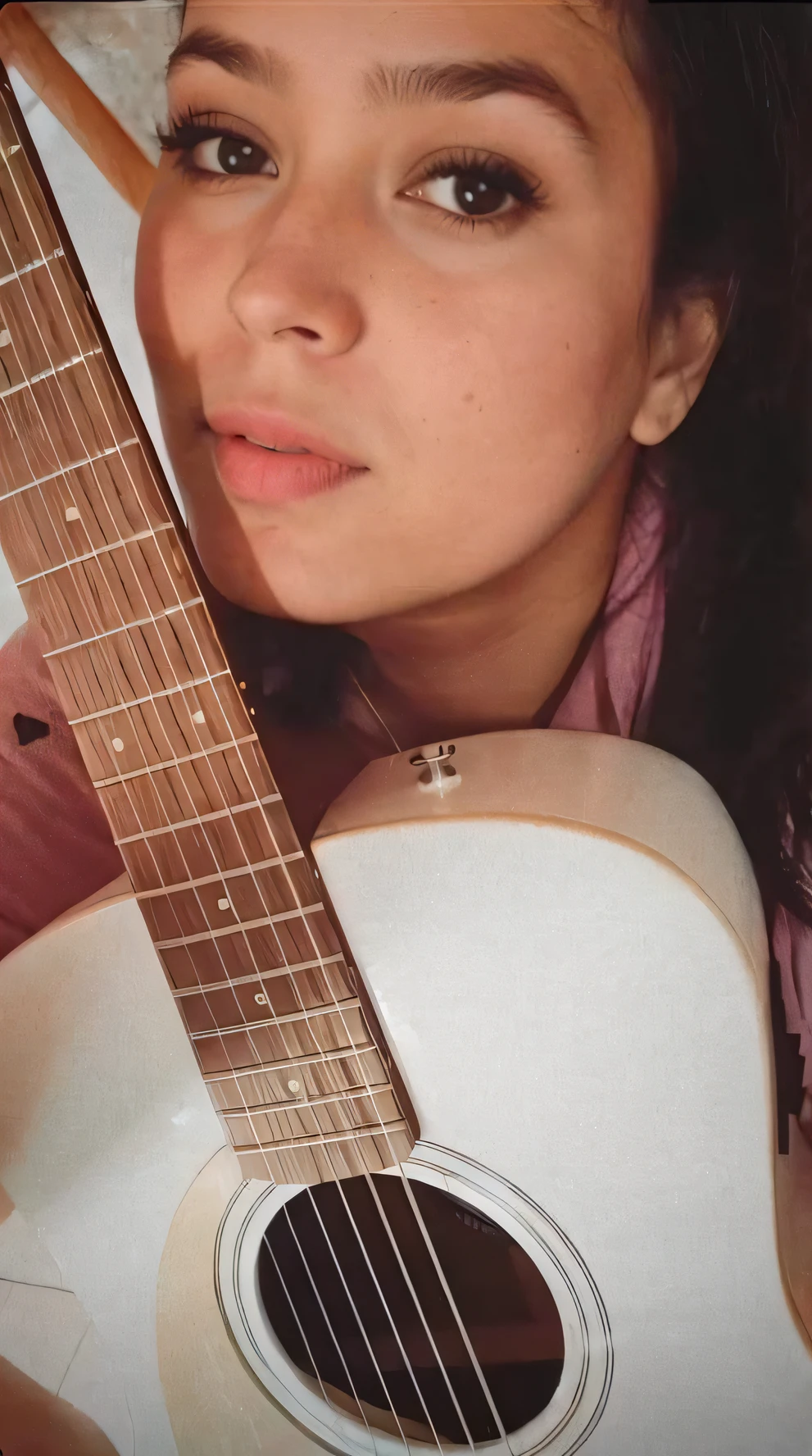 There's a woman holding a guitar and posing for a picture, imagem ultra realista, lifelike lighting, highes definition, holding a guitar, playing the guitar, neck zoomed in, playing a guitar, cantor e compositor, jamming to music, playing the guitar, solo portrait 🎨🖌️, foto de alta qualidade, imagem de qualidade muito alta, cantor - compositor, carregando uma guitarra