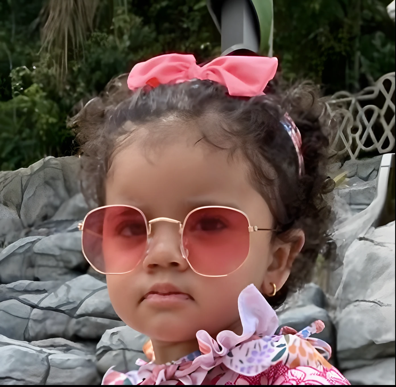 There's a girl wearing sunglasses and a pink bow tie, bochechas rosadas, with sunglasses, Violeta Myers, bonito, mas determinado, with sun glasses, taken in the early 2020s, Poarch bonito, Ela tem pele marrom oliva, Menina africana de pele clara, katelynn mini estilo bonito, wearing cool sunglasses, wearing shades, flower child