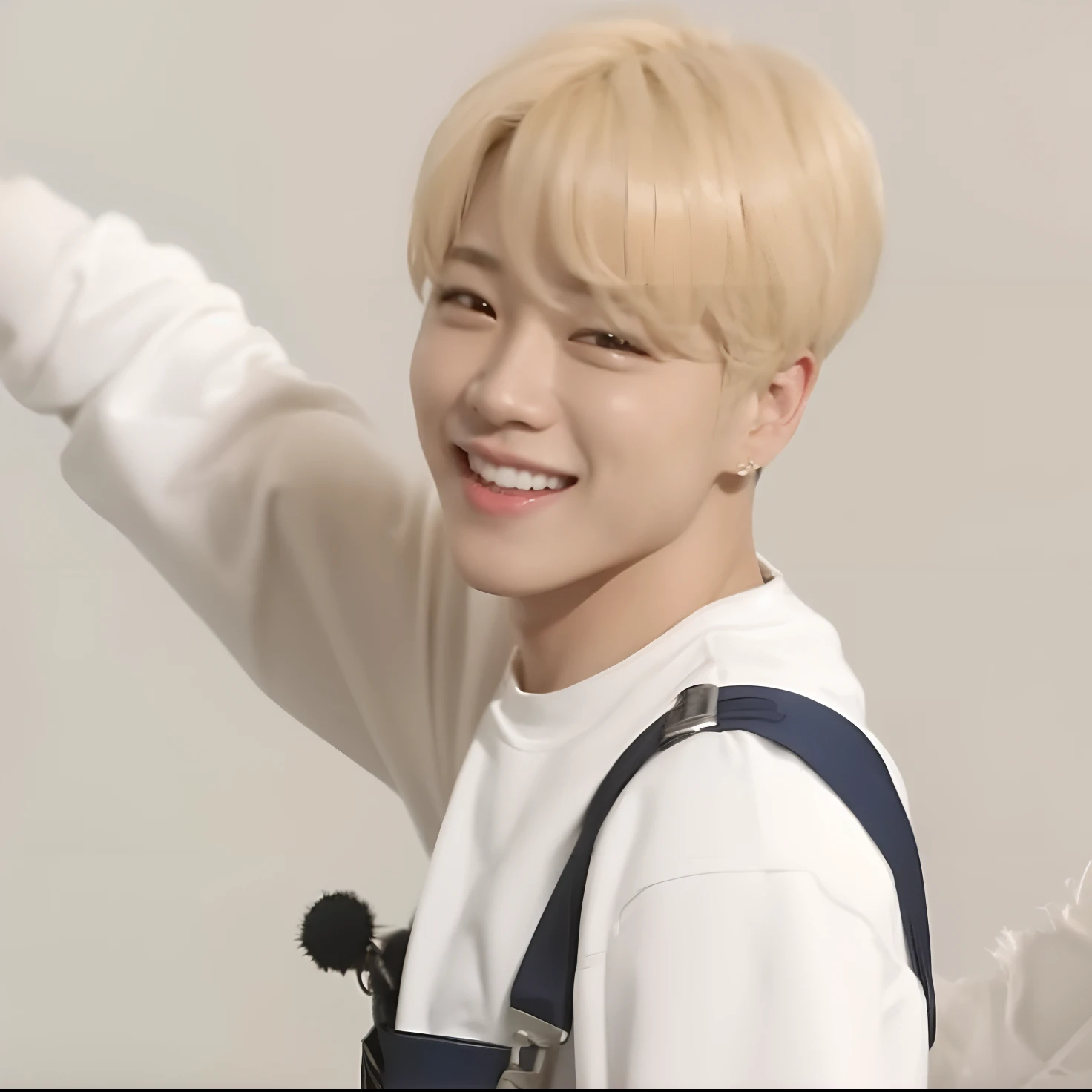 jimin de cabelos loiros olhos pretos sorrindo