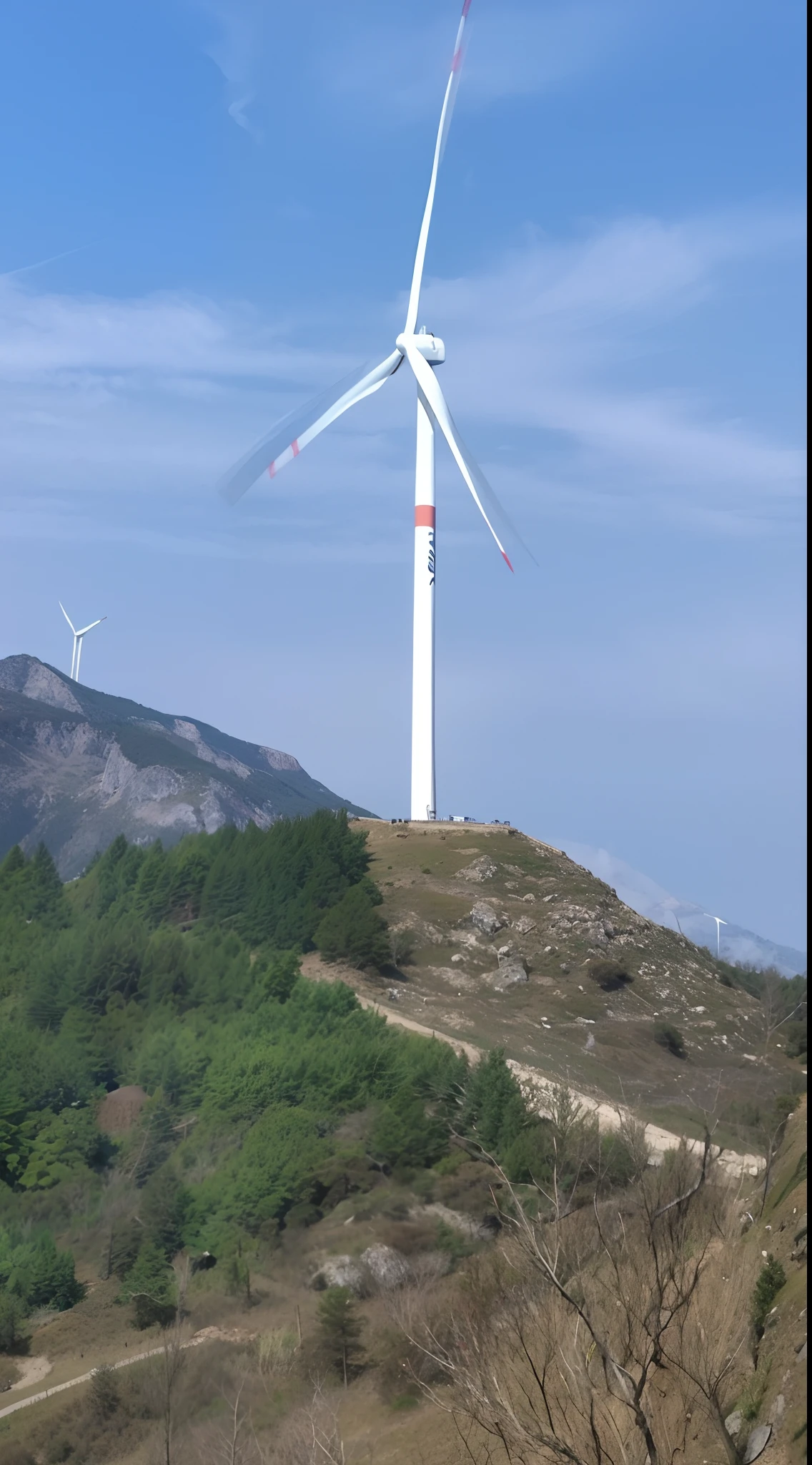 There are two wind turbines on Blue Sky Mountain, very long shot of a windmill, turbines, the photo shows a large, Wind turbines, windmills, windmills, generous dimensions, visto ao longe,