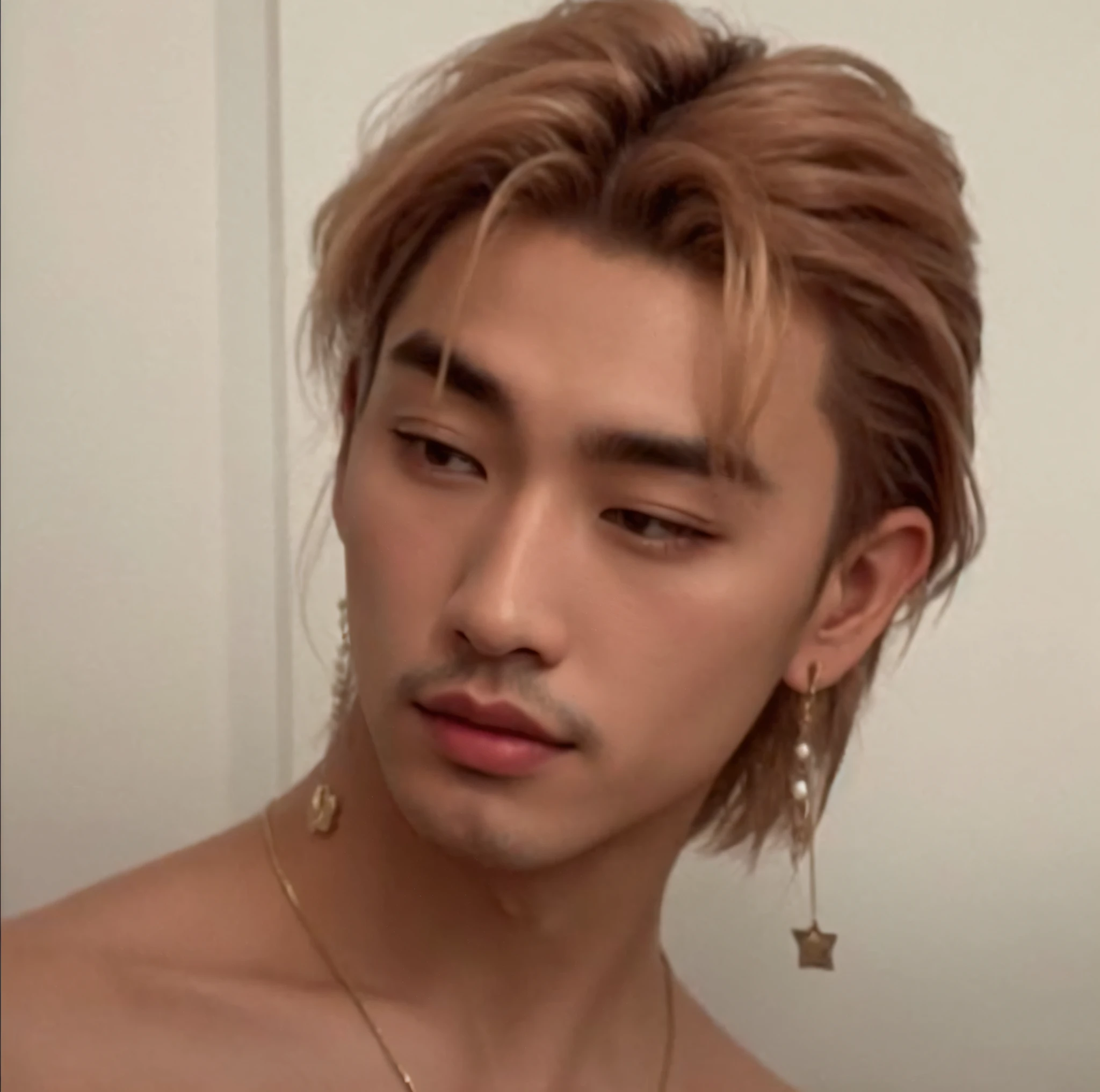 Hombre con collar y aretes en el cuello, Cai Xukun, asian man, con el mismo peinado, taken in the early 2020s, asian features, Andrew Thomas Huang, Hsiao-ron, Pendientes enormes y maquillaje queer, Yanjun Chengt, Jinyoung Shin, guapo Chad Chin, Long, backward-swept blonde hair