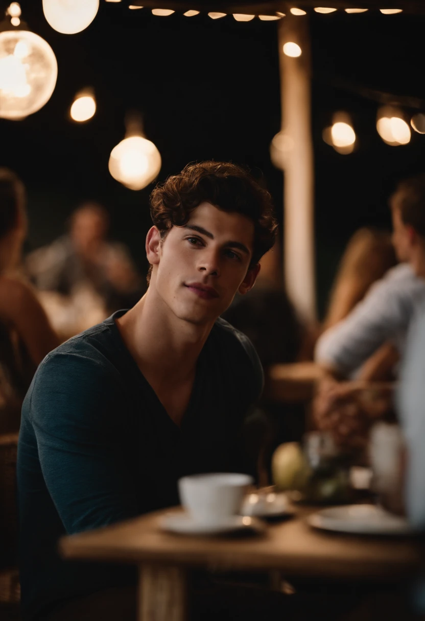 Shawn Peter Raul Mendes na praia no restaurante com alguns amigos
