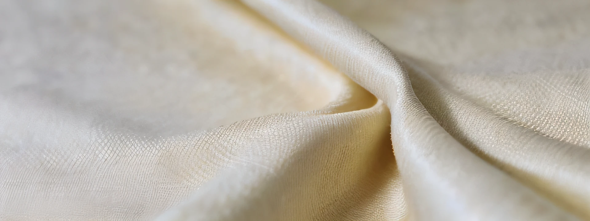 Expressing the beautiful world of high-quality yarns and fibers、Generate a Silky Spin Fibers brand photo。The photo is、In a simple and sophisticated background、It should complement the impression of silky texture and quality。