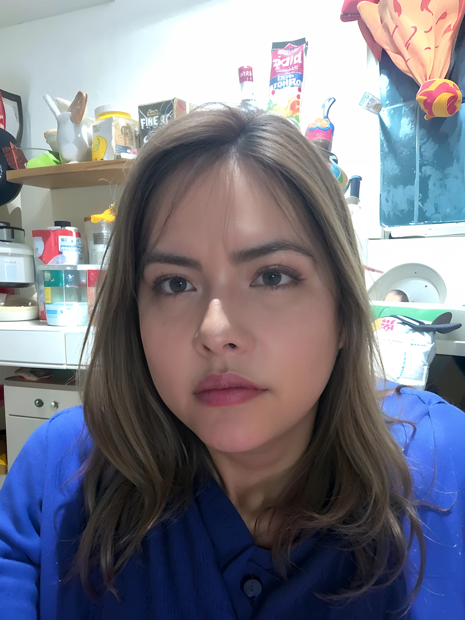 Hay una mujer sentada en una mesa con un plato de comida, imagen frontal, pilar, Retrato frontal, 40 years old women, ayahausca, with serious face expression, estefania villegas burgos, alanis guillen, staring directly into camera, disparo frontal, Imagen de perfil, lorena avarez, Foto de perfil