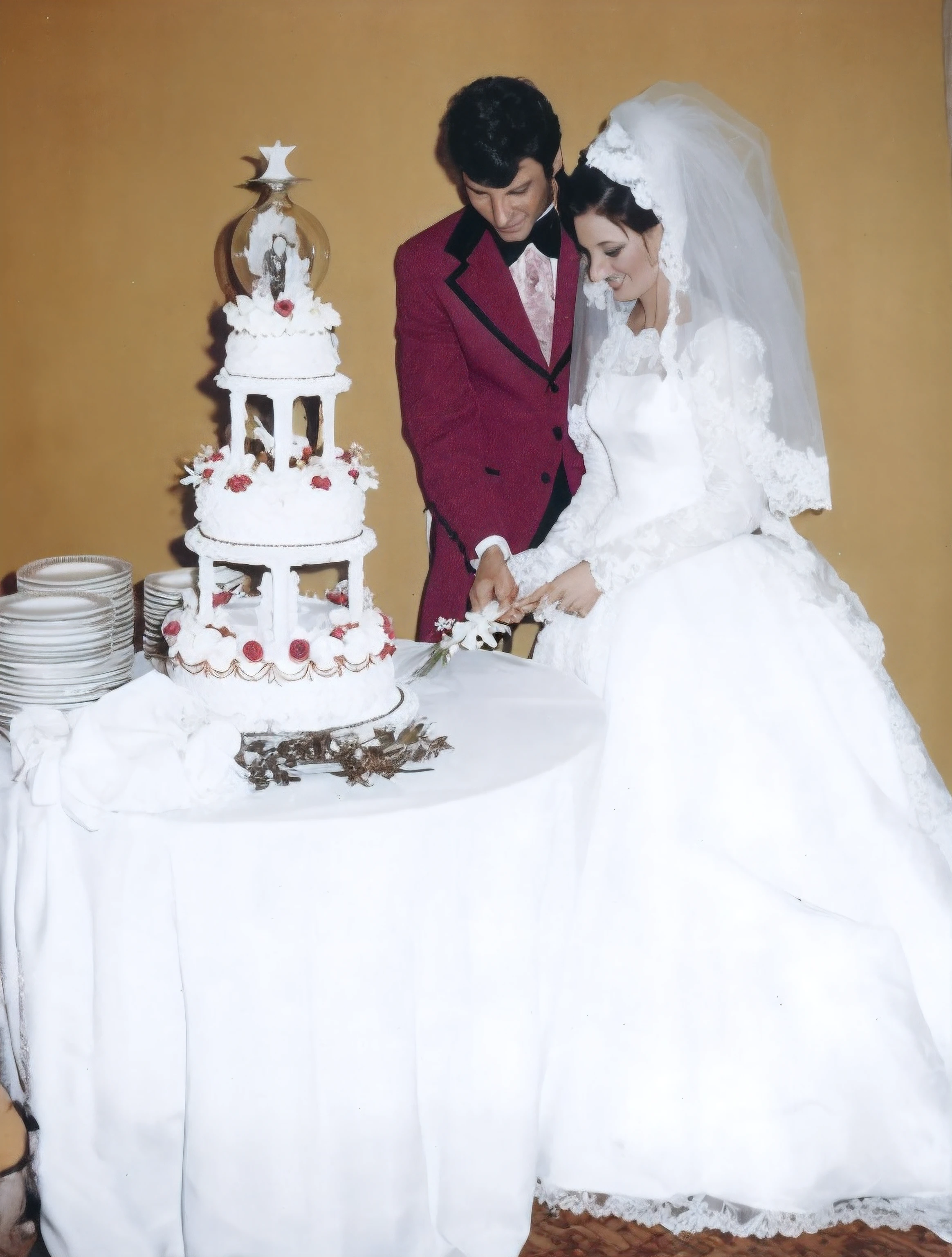 Bride and groom cutting wedding cake on reception table with plates, casamento, bolo, veja os detalhes, celebrar um casamento ilegal, editing, alta resolução, noiva, also very detailed, Detalhes adicionais, 1 9 7 9, 1979, foto descoberta, Imagem de Stock, Detalhes altos!, Jaqueline E, Foto 1 9 7 0 s, Foto dos anos 1970