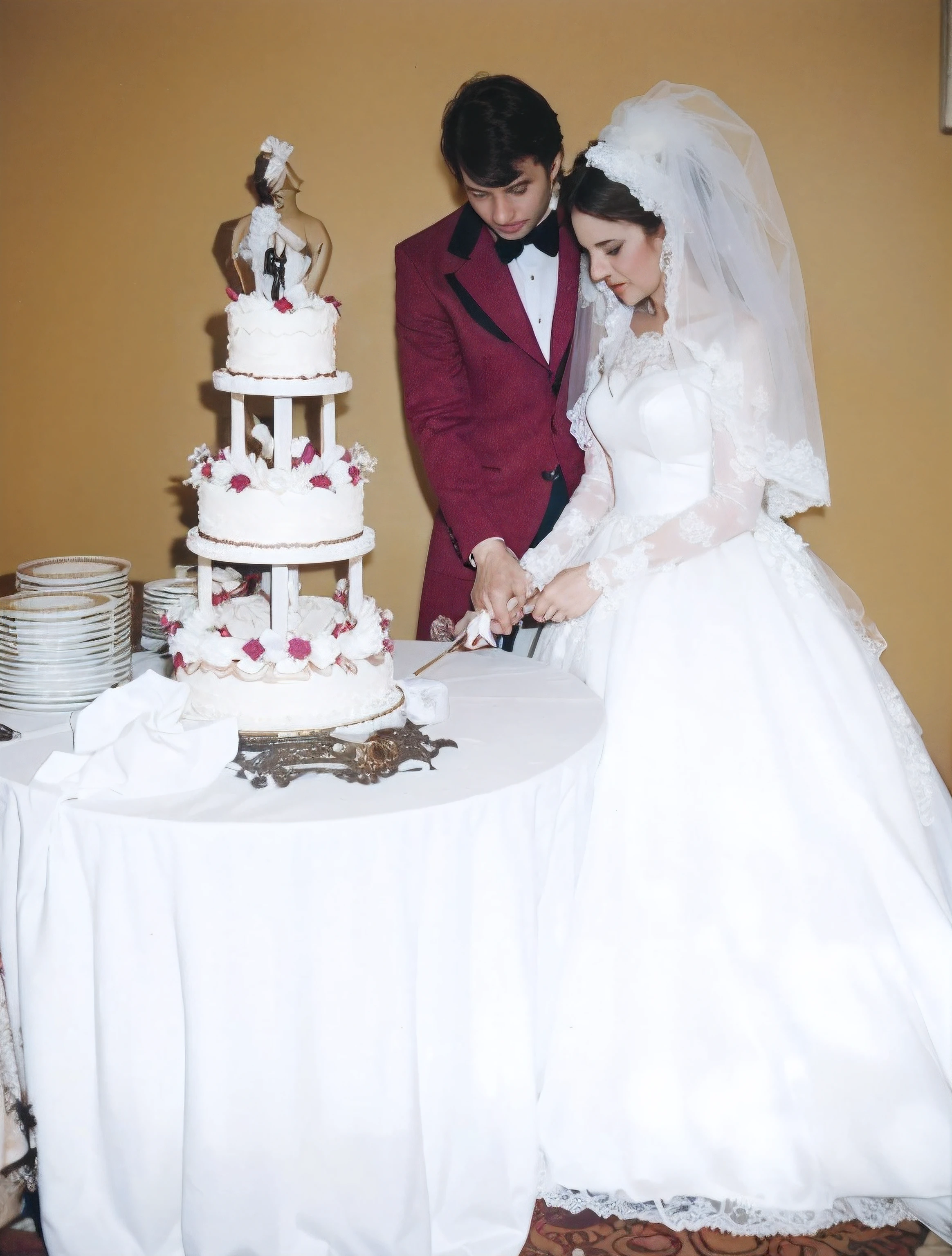 Bride and groom cutting wedding cake on reception table with plates, bolo, casamento, veja os detalhes, celebrar um casamento ilegal, editing, alta resolução, noiva, also very detailed, 1979, 1 9 7 9, Detalhes adicionais, foto descoberta, Imagem de Stock, Detalhes altos!, Jaqueline E, Foto 1 9 7 0 s, Foto dos anos 1970, amazing photograph, best quality, 8K, high quality, Ultra detailed,