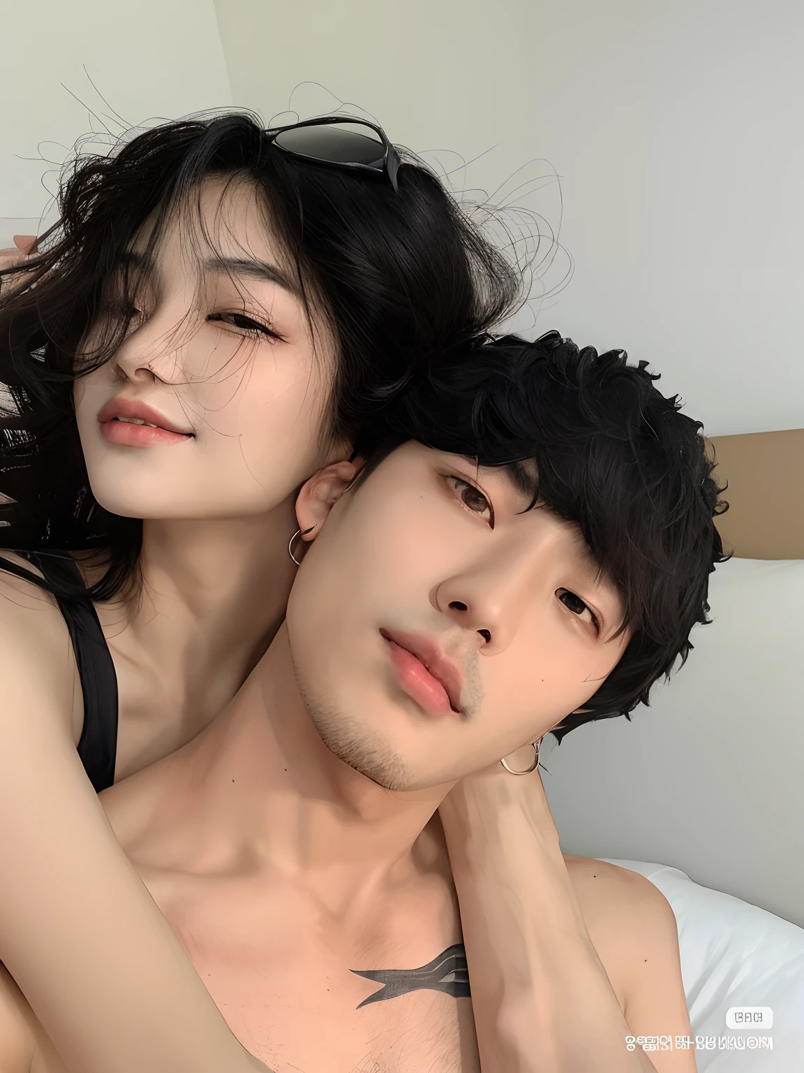 They are posing for a photo together in bed with a woman, ulzzang, foto de perfil, Taejune Kim, Jinyoung Shin, Hyung Tae Kim, Kim Jung sostiene, Yanjun Chengt, Bae Suzy, Hong June Hyung, Cai Xukun, Pose de pareja, Imagen filtrada, Hyung Tae, con el pelo corto, Hyung-tae Kim, Hyung - Tae Kim