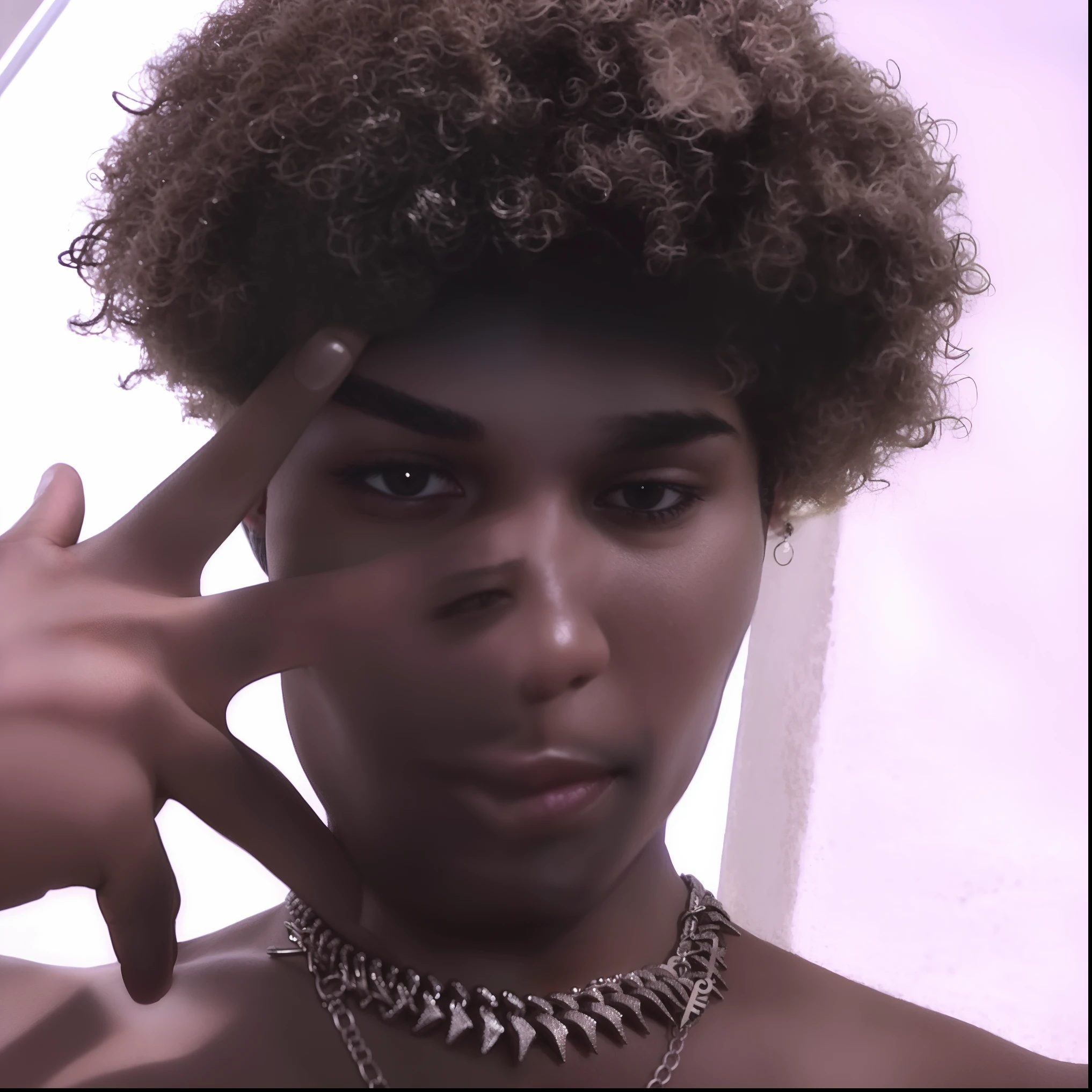 There's a woman with a necklace around her neck making a face, xxxtentacion, taken in the early 2020s, com afro, um homem negro com longos cabelos cacheados, adolescente negro, com o dedo indicador, Jovem bandido, ele tem cabelos castanhos curtos e cacheados, afro encaracolado, curls on top of his head, afro, Foto em estilo de Tyler Mitchell