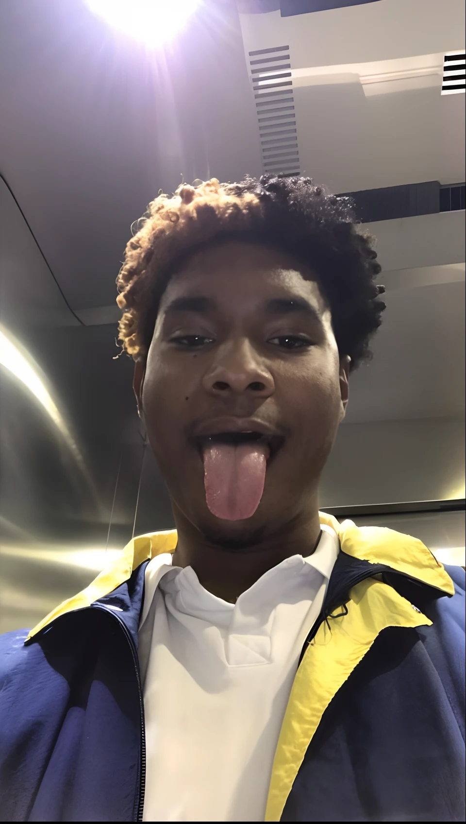 There's a man sticking his tongue in the air, Foto em estilo de Tyler Mitchell, No estilo de Tyler Mitchell, taken in the early 2020s, em torno de 1 9 anos, 2 1 selvagem, Selfie de um homem, muito bobo olhando, Selfie!!!!! de um homem, com afro, vacation photo, foto Selfie, acidentalmente tirar uma Selfie