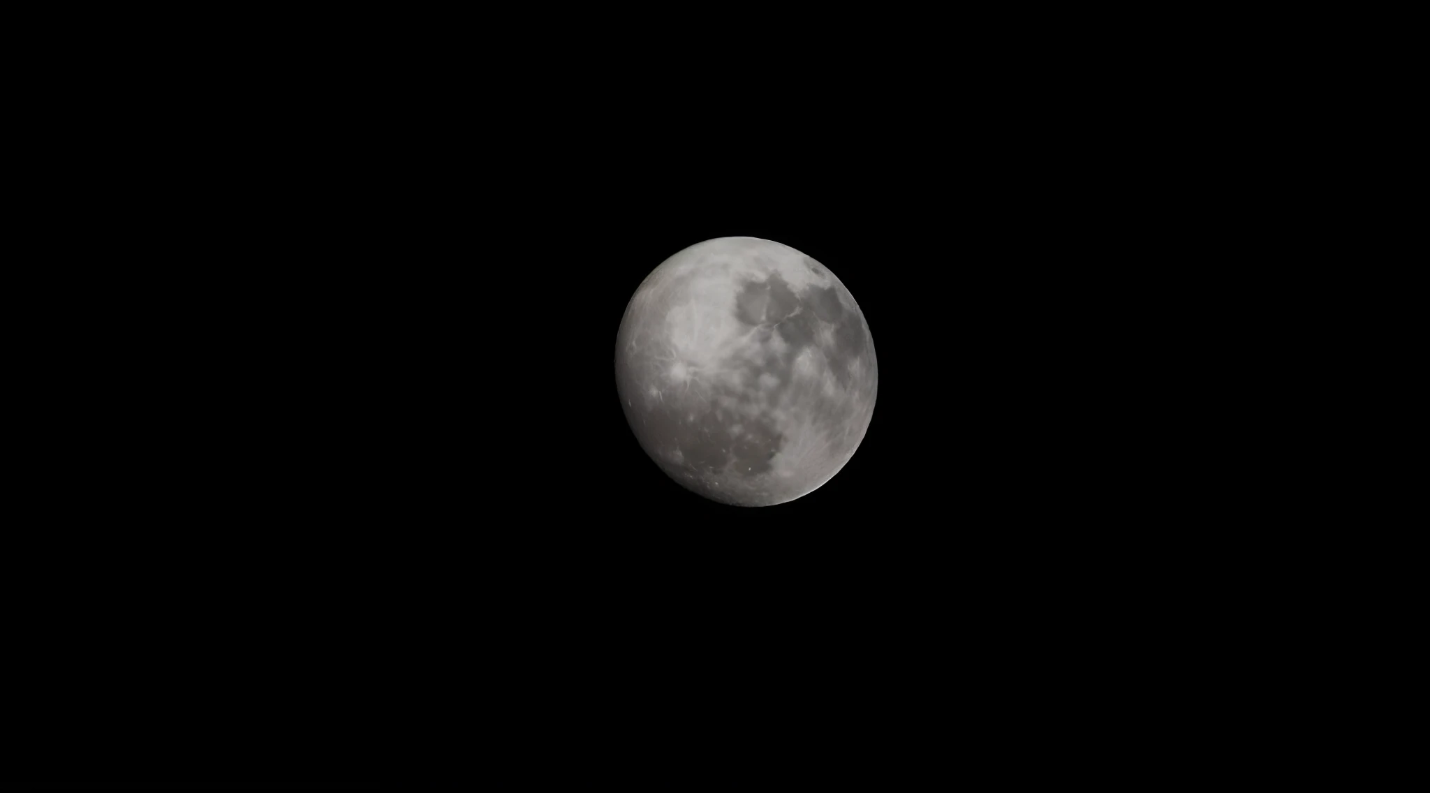 A closeup of a full moon with a black sky background, a lua no fundo, Lua no fundo!, lua no fundo, Lua no fundo, lua branca e fundo preto, (lua no fundo), A lua no canto superior direito, lua branca no fundo, lua, com a lua para fora 4K, highes definition, contorno, Photographic quality tin telescope work