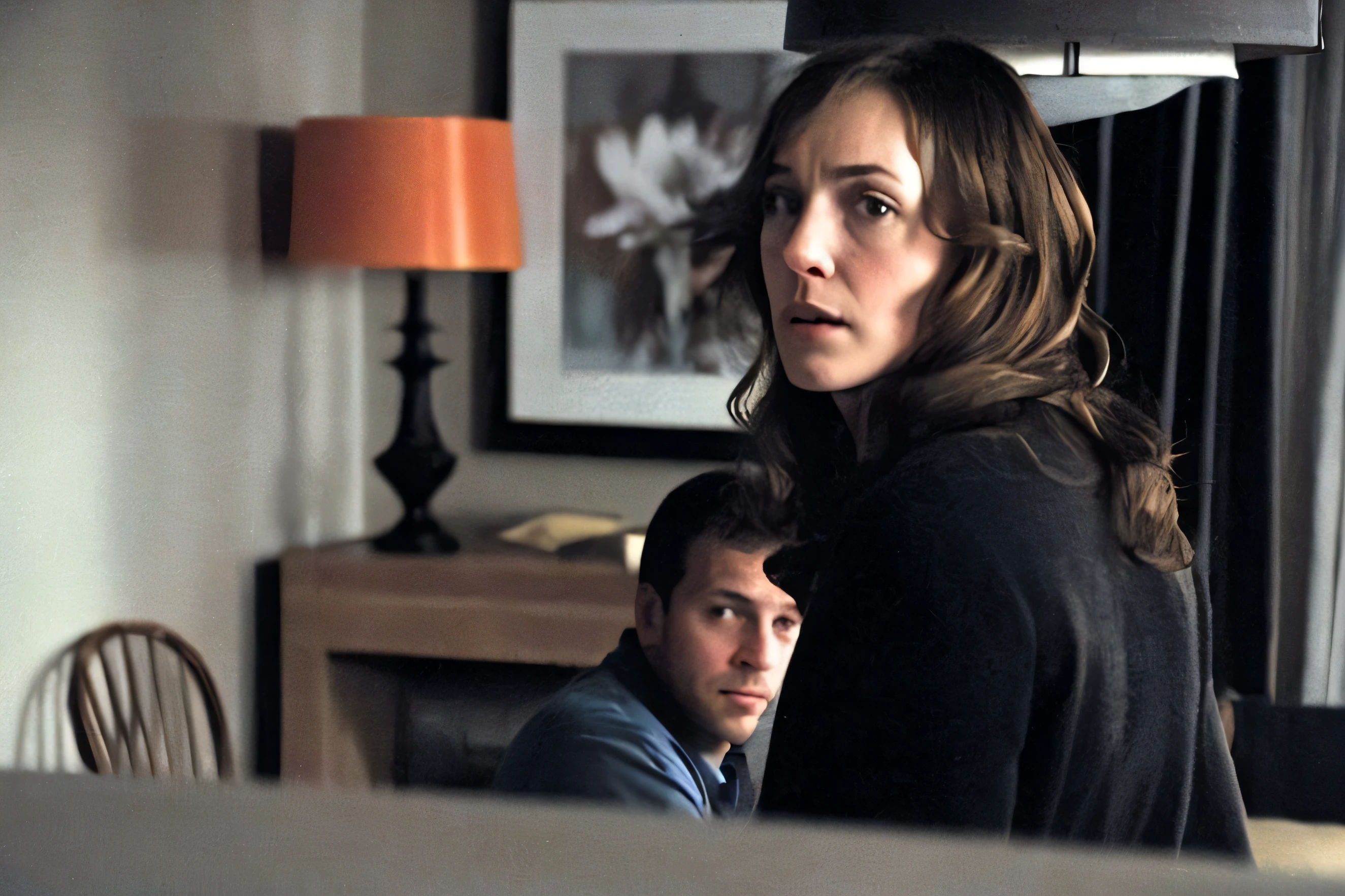 There's a woman and a man sitting in a living room, psychological horror movie still, filme muito realista ainda, filme realista ainda, filme ainda de um filme de terror, um filme ainda, filme ainda de filme de terror, filme de terror ainda, filme de terror ainda, filme hiperreal filmado, captura de tela de um filme, ainda de um filme, dramatic movie still, ainda do filme