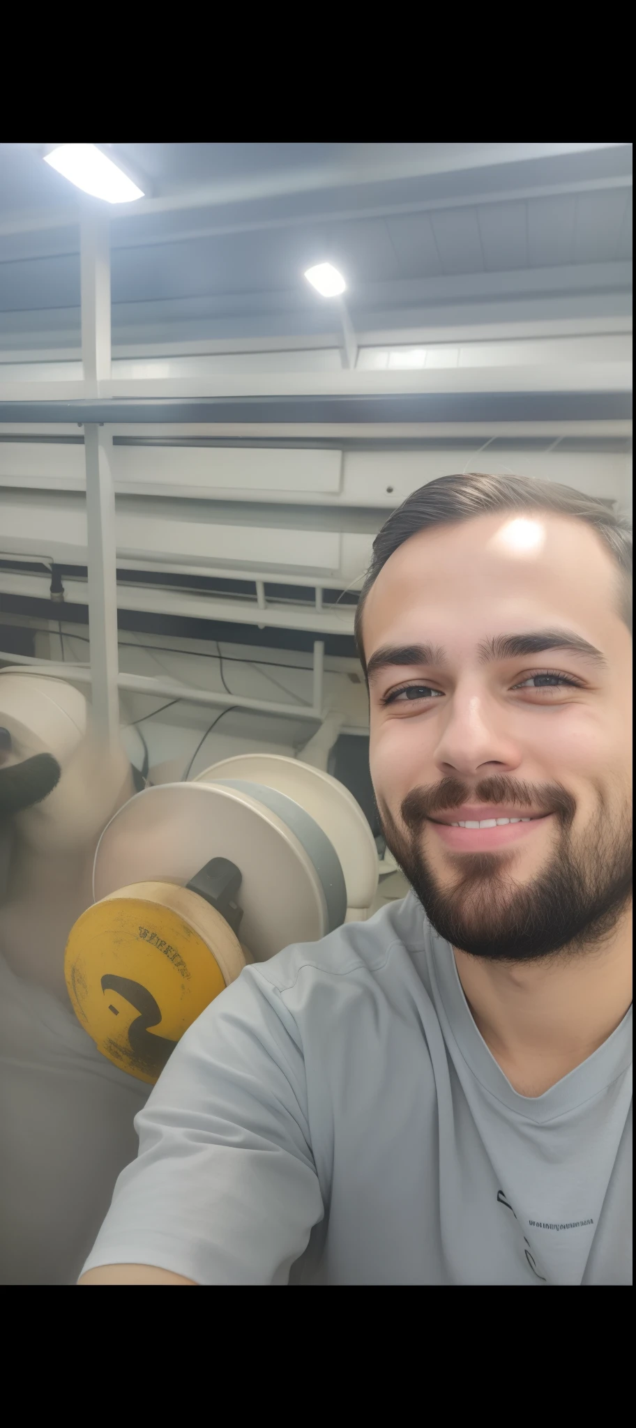 Homem 20 anos , lindo , com olhos azuis, sorrindo