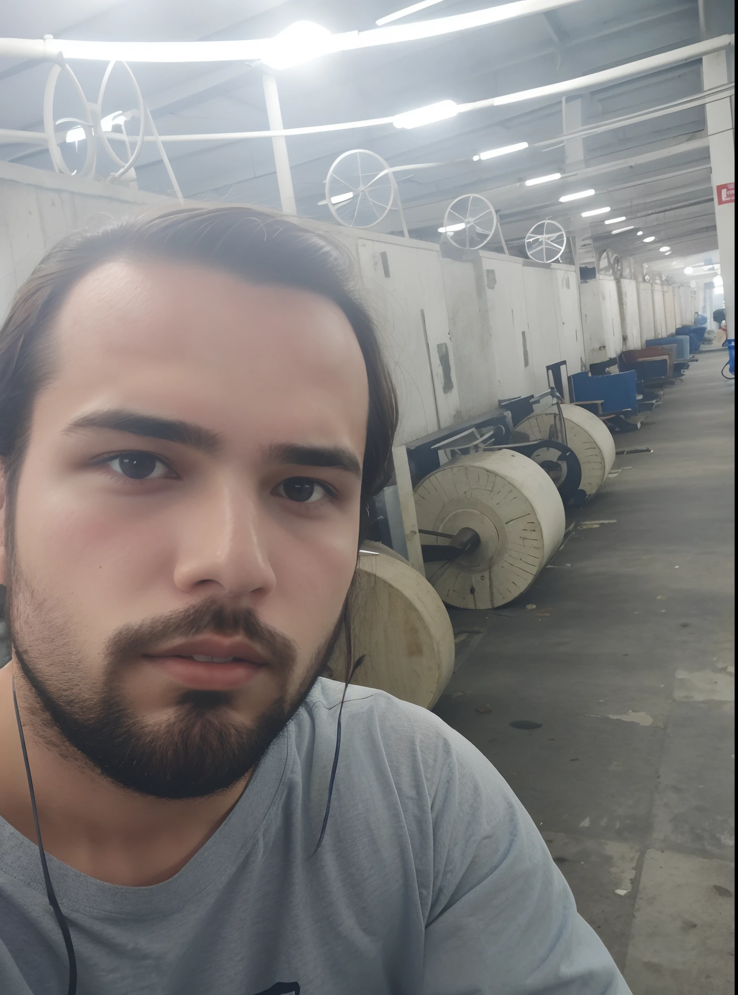 Homem cabelo ruivo, 20 anos , muito magro