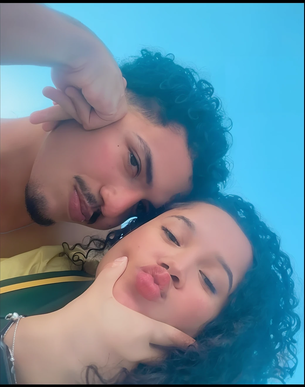 there is a man and a woman that are posing for a picture, foto de perfil, imagem de perfil, 😭 🤮 💕 🎀, foto do perfil, vacation photo, suave em _ O pano de fundo, imagem de qualidade muito baixa, foto de perfil, taken in the early 2020s, photo shoot, they are in love, no oceano, Gato Doja