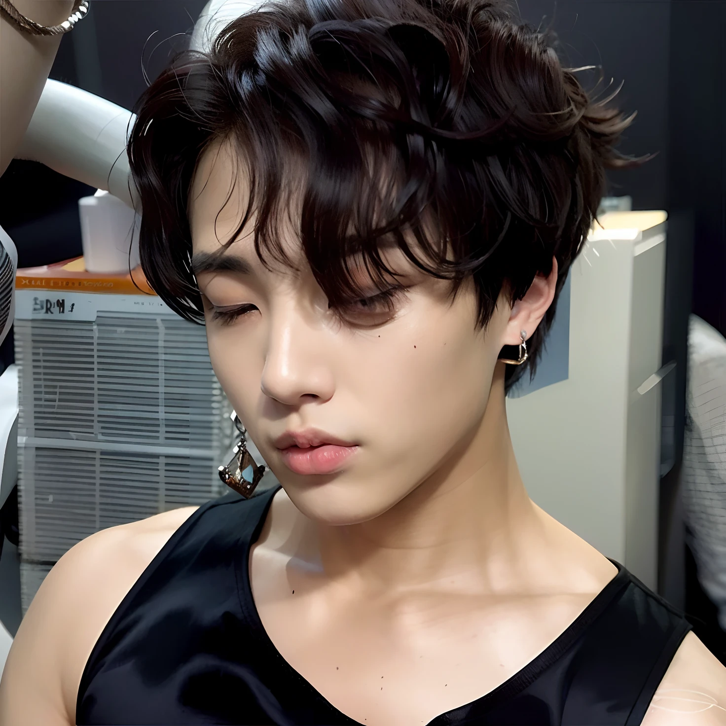 Un primer plano de una persona con un secador de pelo y un peinado, Cai Xukun, Yoongi de pelo negro, jungkook, Jinyoung Shin, Has short, curly brown hair, boy has short black hair, Hyung Tae, Taejune Kim, Jimin\swollen right eyelid, Yanjun Chengt, con el mismo peinado, Aesthetics of Jinyoung Shin, Sakimichan
