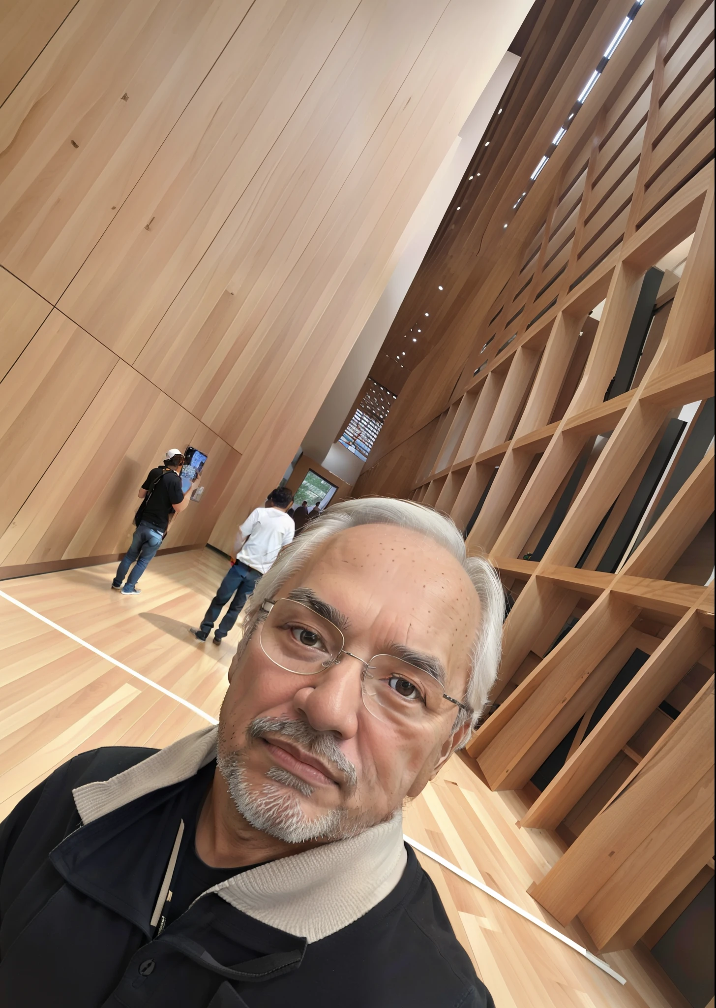 There is a man standing in a large room with wooden walls, Fotografia Selfie 8k, Capturado no iPhone, foto no iphone, no museu, Selfie, Tomado com Sony Alpha 9, Tiro no iPhone 1 3 Pro Max, Frank Gehry, inspirado em Zha Shibiao, Pendurado no Louvre, selfie shot straight on angle, tirado no iphone 1 3 pro