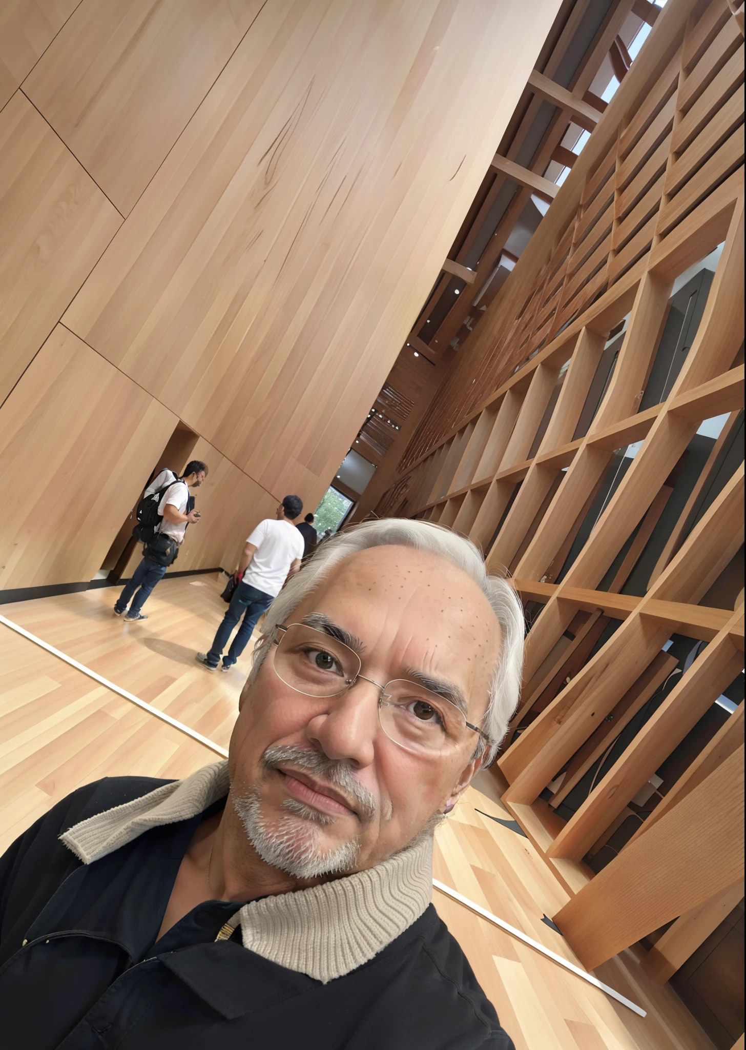 There is a man standing in a large room with wooden walls, Fotografia Selfie 8k, Capturado no iPhone, foto no iphone, no museu, Selfie, Tomado com Sony Alpha 9, Tiro no iPhone 1 3 Pro Max, Frank Gehry, inspirado em Zha Shibiao, Pendurado no Louvre, selfie shot straight on angle, tirado no iphone 1 3 pro