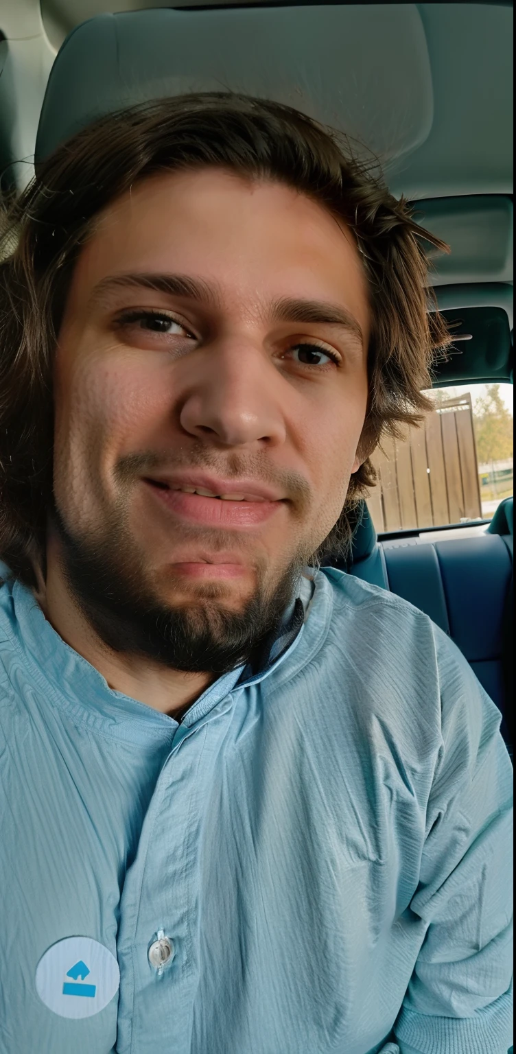 Homem com barba e camisa azul sentado em um carro, foto de perfil headshot, Streamer do Twitch / Jogador Ludwig, com uma barba pequena, foto de perfil 1024px, foto de perfil profissional, taken in the early 2020s, sem barba, cerca de 3 5 anos, selfie shot straight on angle, Foto profissional detalhada