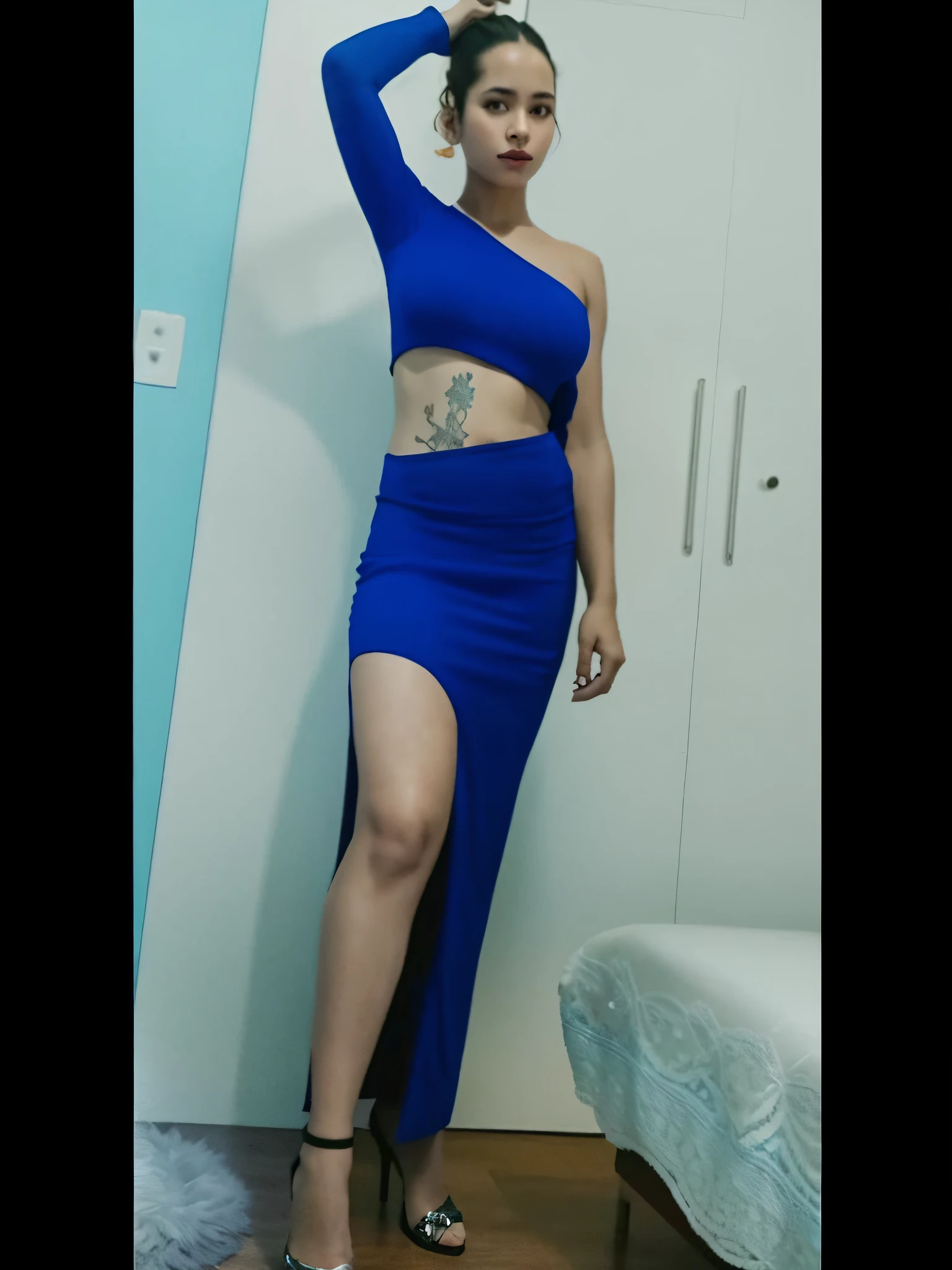 um close up de uma mulher em um vestido azul posando para uma foto, usando vestido azul, vestido azul, vestido de azul, roupa azul, usando um vestido azul, vestido sexy, roupa muito sexy, em vestido azul, olhar sexy, cor azul, roupa sexy, em um vestido, preto e azul, corpo inteiro;, azul e preto, tom azul