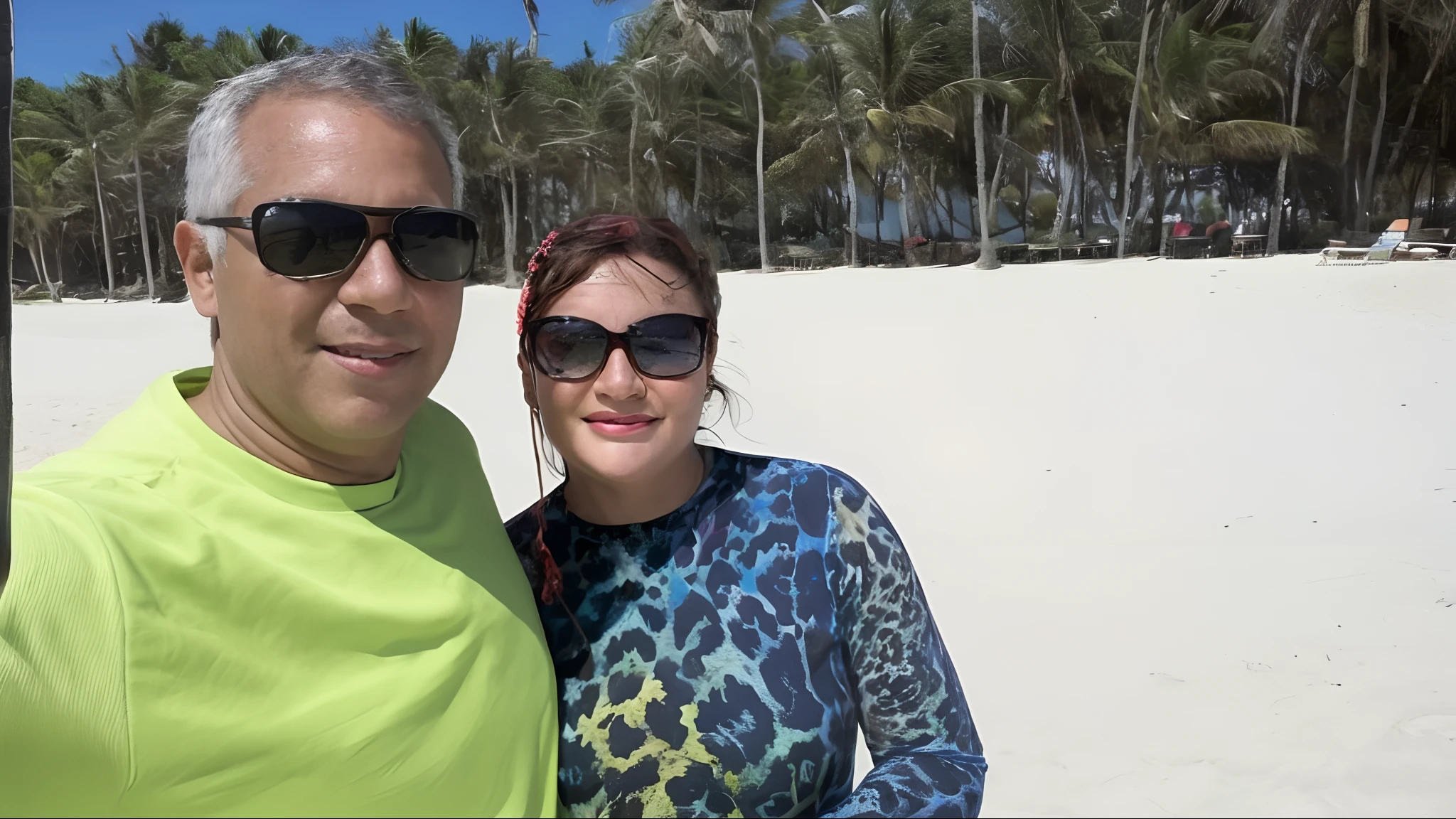 hay dos personas paradas en la playa con una tabla de surf, foto antigua realista, coloreado photo, foto de vacaciones, a coloreado photo, en la playa, foto antigua en color, nostalgic 8k, coloreado, momma and papa, foto de estilo antiguo, en la playa, Gente en la playa, with mountains as background, with a volcano in the background, foto restaurada, en la playa 4k