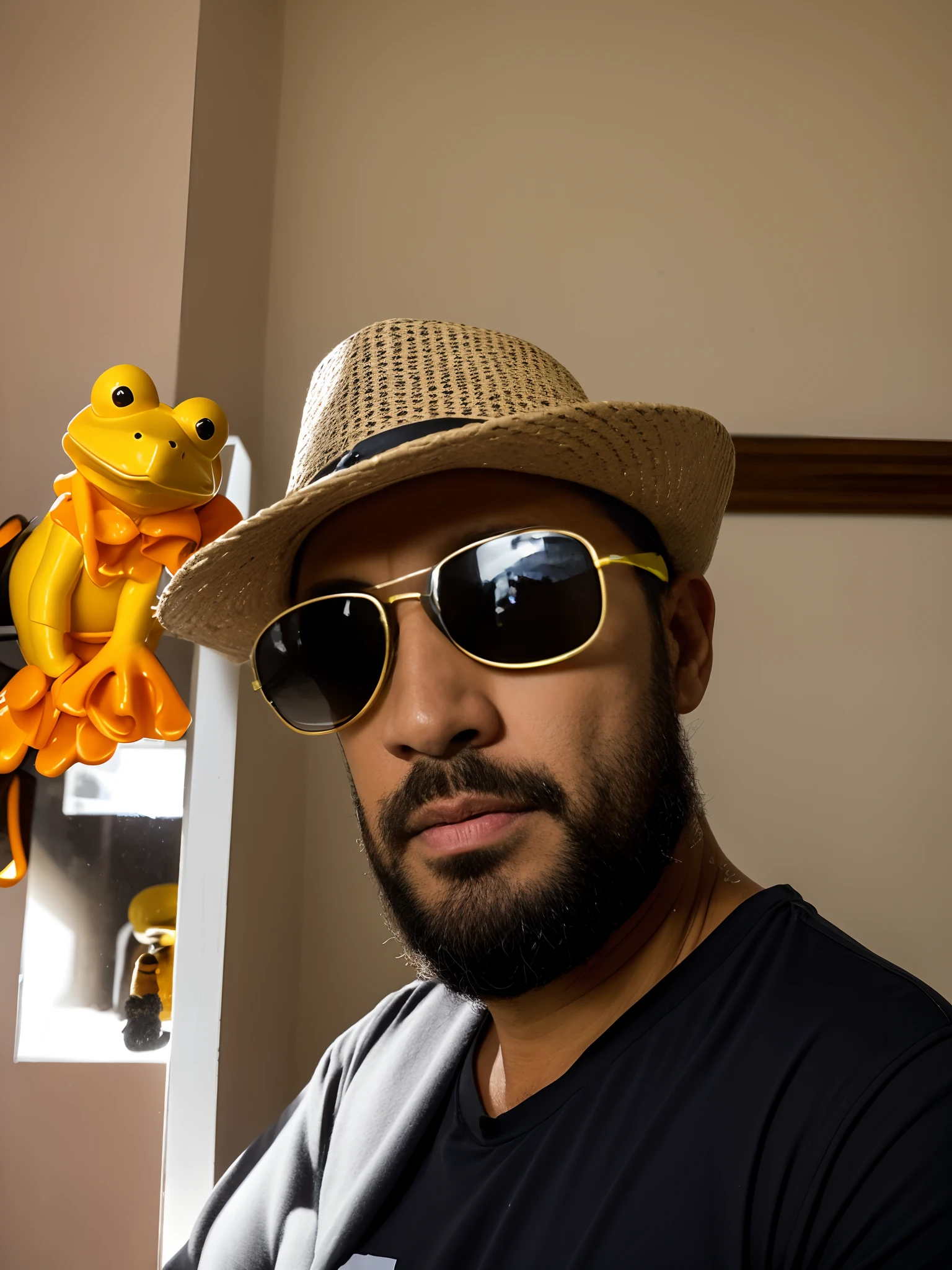 There's a man wearing a hat and sunglasses with a frog on the wall, icaro carvalho, wearing sunglasses and a hat, Carmelo Blandino, Homens de 45 anos, edu souza, david rios ferreira, 38 anos, 3 6 anos, caio santos, (38 anos)