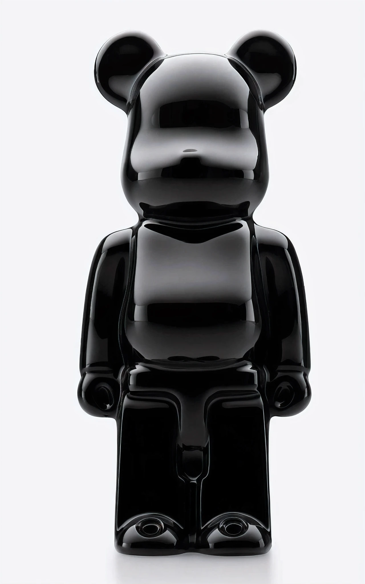 Close-up of a black bear statue on a white surface, Bear Brick, Jouet de designer en vinyle, Fait de goo noir lisse, Eero Aarnio, MandKaws, Netflix (en anglais), Kaws, 2013, Look towards the camera, par Jeff Koons, Sofubi, full body close-up shot, Rear shot, high detail iconic character