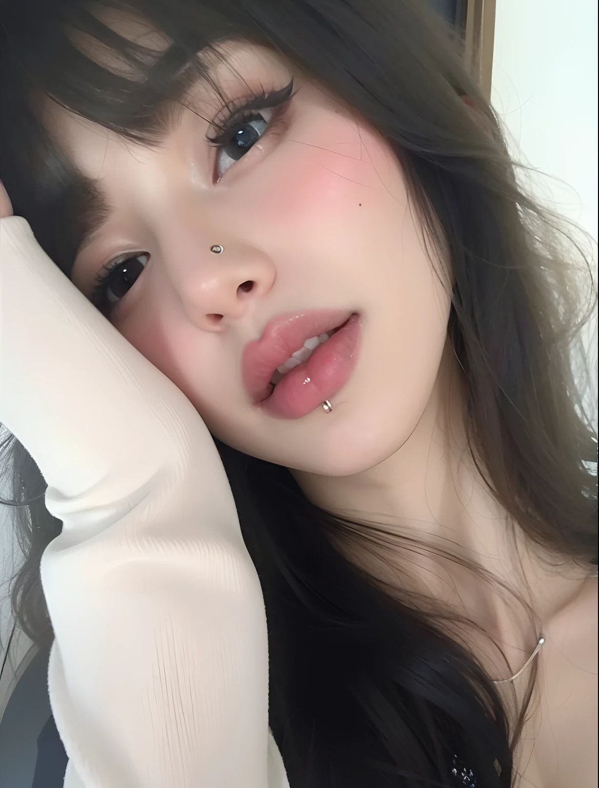 um close up de uma mulher com um penetrante no nariz, small lips pointy nose, penetrante no nariz, Ulzzang, penetrante, piercing stare, penetrantes faciais, cruel korean goth girl, penetrante septal, large round nose closed lips, Piercings faciais, very small lips, olhos escuros e penetrantes, small lips, penetrantes faciais cromados, coreana, anel nasal