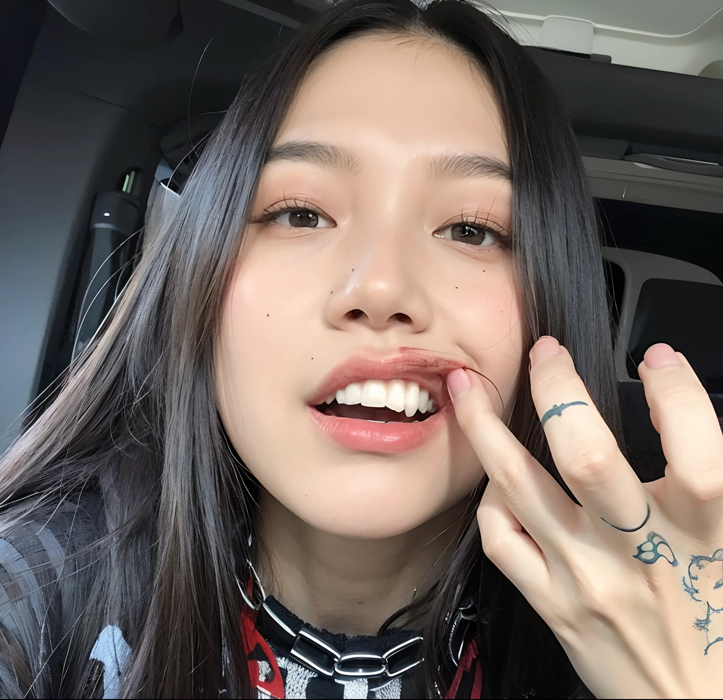 There's a woman with a tattoo on her face and a hand, rosto limpo e brutal ensanguentado, grande suspiro no rosto, gemma chen, com presas, Lulu Chen, Ela parece uma mistura de Grimes, 😭 🤮 💕 🎀, Xision Wu, rosto esmagado, middle finger, usando um adesivo sobre um olho, Wu Dent
