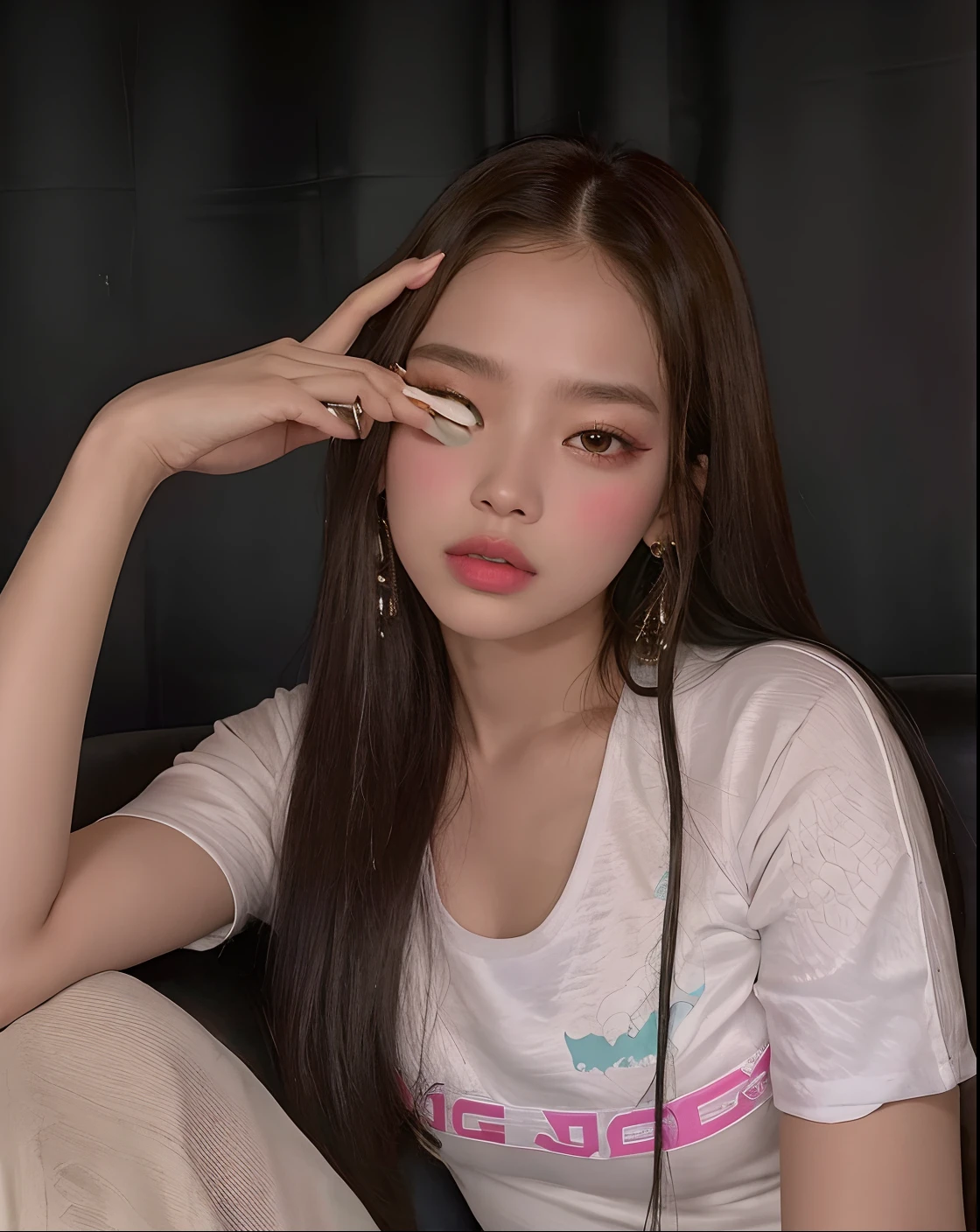 Araffe woman with long hair sitting on a sofa with her hand on her head, jennie blackpink, jossi do blackpink, Retrato de Jossi de Blackpink, Ulzzang, Parque Roseanne do Blackpink,  coreana, Mulher sul-coreana bonita, Jisoo do Blackpink, jisoo do blackpink, Dom Yunjoo, Heonhwa Choe, com cabelos longos