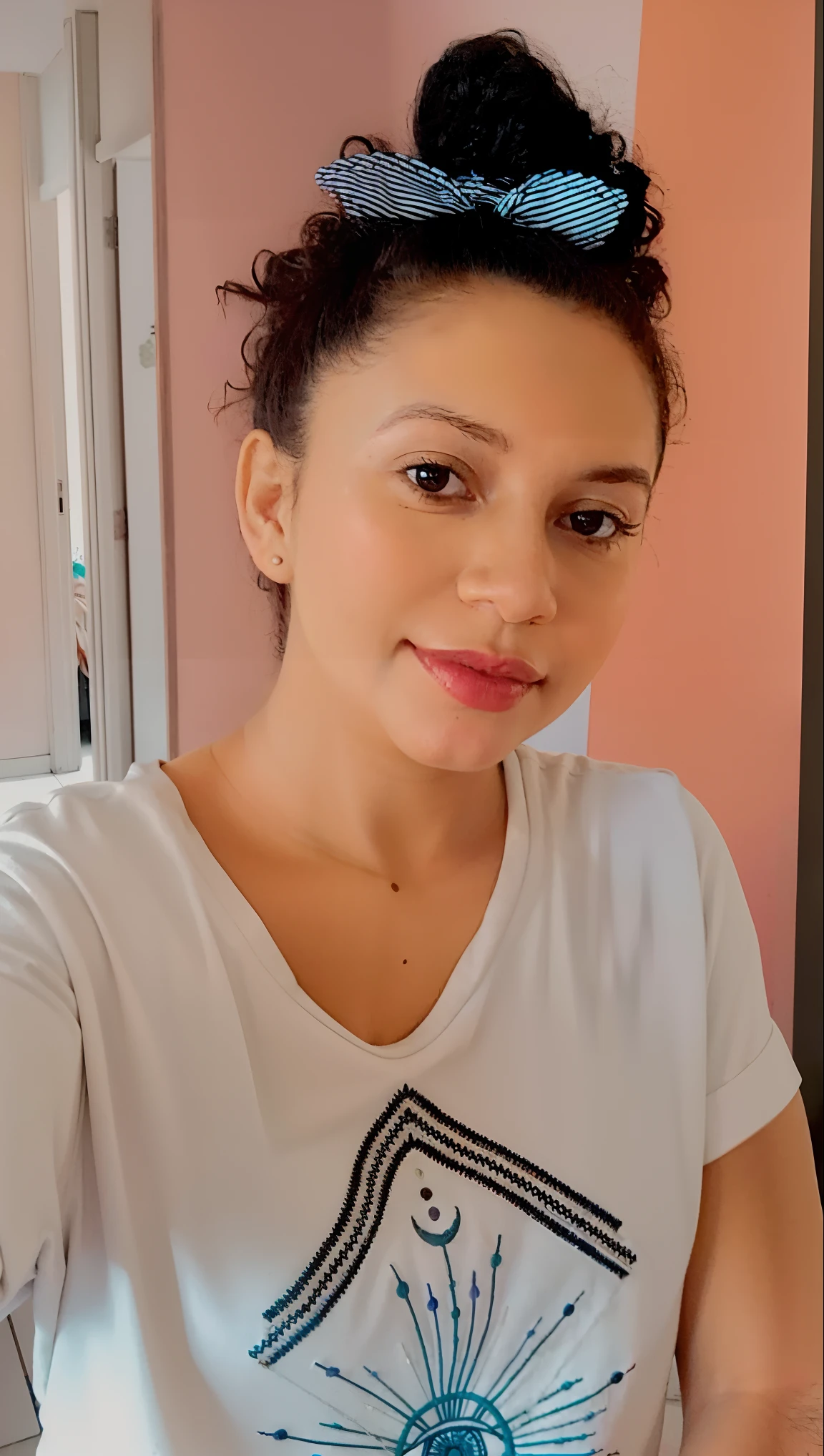 There is a woman with a blue bow on her head, Mulher de 30 anos de Cuba, Mulher de 30 anos, 3 0 anos de idade mulher, sem maquiagem, Anos Imane, selfie de uma jovem mulher, Alanis Guillen, taken in the early 2020s, fernanda suarez, imagem de perfil, imagem frontal