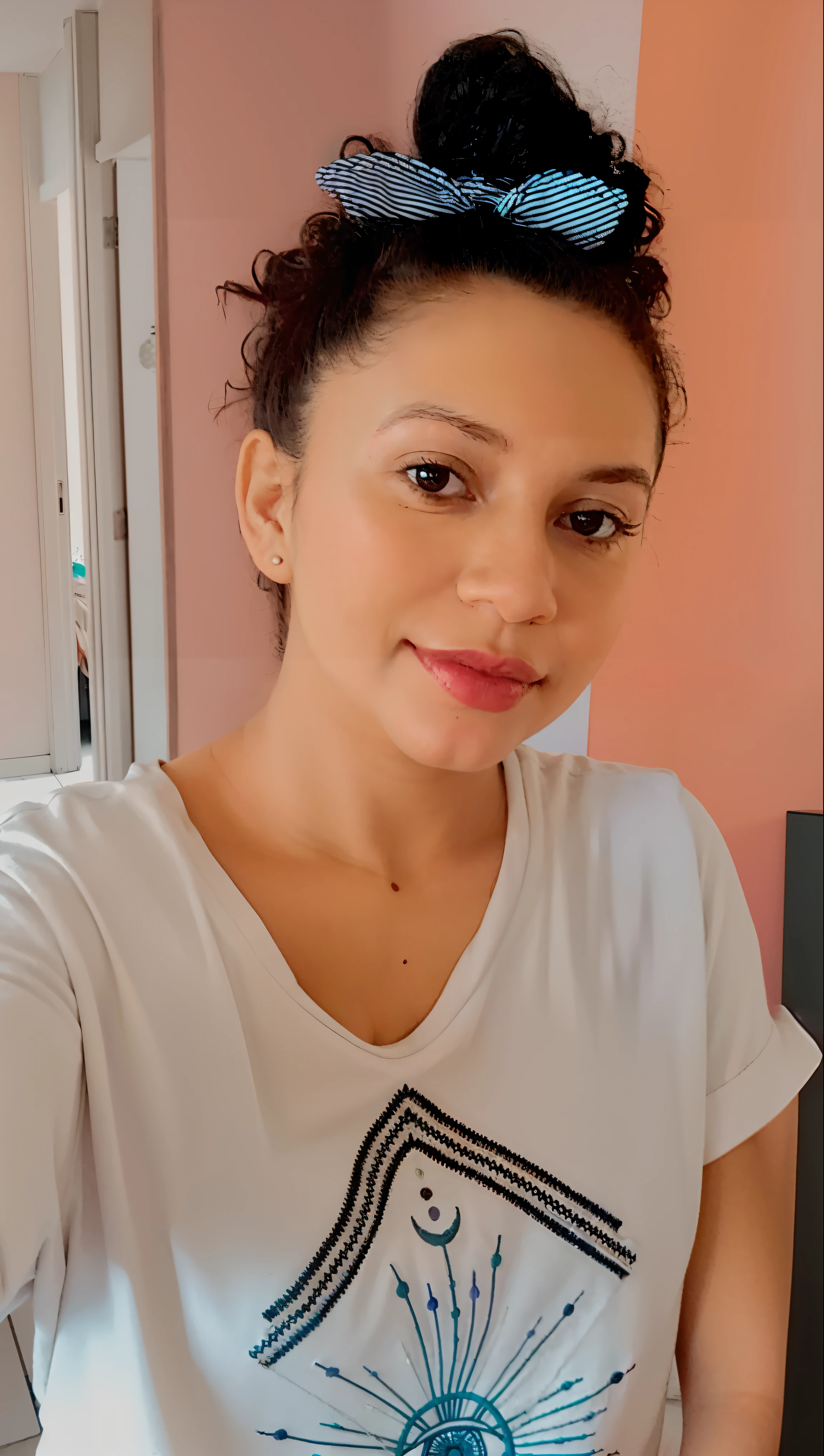 There is a woman with a blue bow on her head, Mulher de 30 anos de Cuba, Mulher de 30 anos, 3 0 anos de idade mulher, sem maquiagem, Anos Imane, selfie de uma jovem mulher, Alanis Guillen, taken in the early 2020s, fernanda suarez, imagem de perfil, imagem frontal