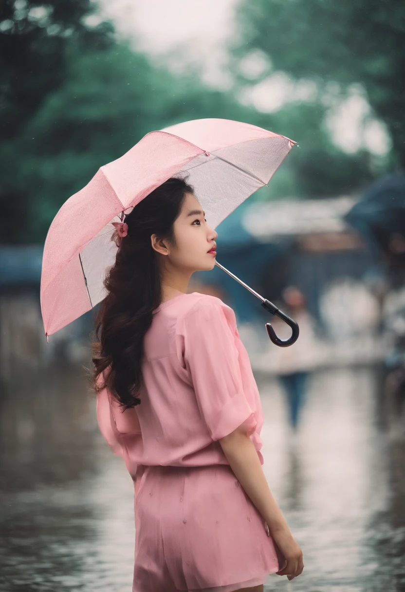 I see a young girl,She wore shorts and a pink top。,Carry a small bag,Fine hair floating in the breeze。she has beautiful face,eyes are clear and bright。 The girl had a special umbrella,This umbrella is transparent,frilld,the surface of the umbrella is wide and rounded。On a busy street full of people,Its silhouette is different。 The streets are lined with passers-by in a hurry,Wear different costumes,Busy getting things done。Someone rushed to the office,Someone rushed to school with a school bag。These guys々I was going back and forth around her.,chorts々As if it formed a nice background。 however,In this noisy environment,Girls are different。She calmed the rhythm,Affiliated, She seems to have entered another space。Transparent raindrops on the surface of the umbrella、Swaying while moving,It's like a ripple shining on the surface of the water。 There was no fatigue on the girl's face,Instead of, It exudes tranquility and firmness。His eyes reveal inner thoughts and depths。Maybe she's looking for her direction,Perhaps she was thinking about the meaning of life。 In this photograph, Girl with transparent umbrella person々Walk to the intersection of,It shows a kind of loneliness and calmness。,At the same time, pure、Sketch a charming drawing of a young man。