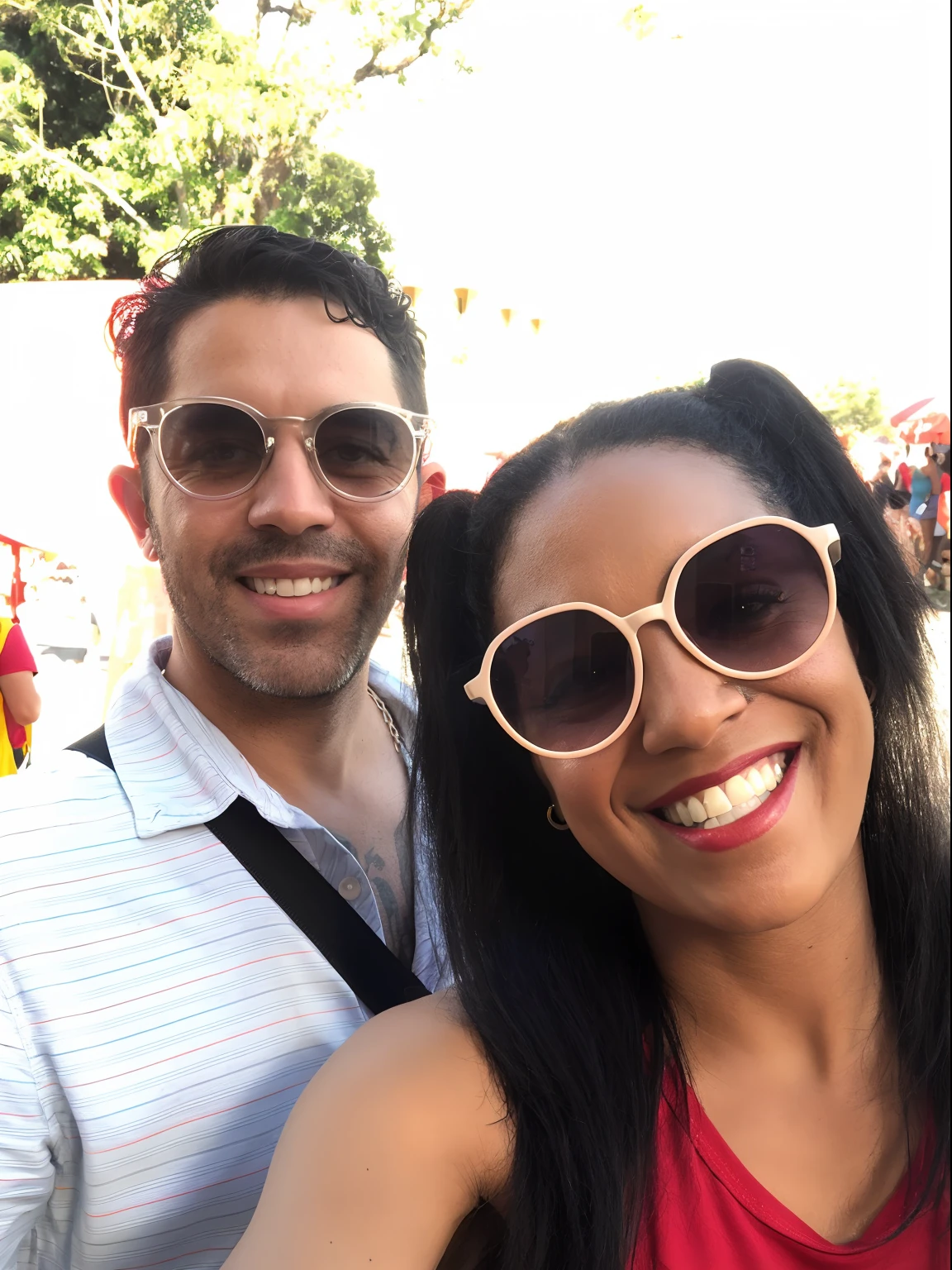 Smiling couple taking selfie in a town square with people, divertindo-se, Casal feliz, com nerd! glasses! e cavanhaque, Mulher de 30 anos de Cuba, both smiling for the camera, wearing red tainted glasses, Tyler Edlin e Natasha Tan, imagem de perfil, Alanis Guillen, casal sorridente, Alex Yanes e Lisa Frank