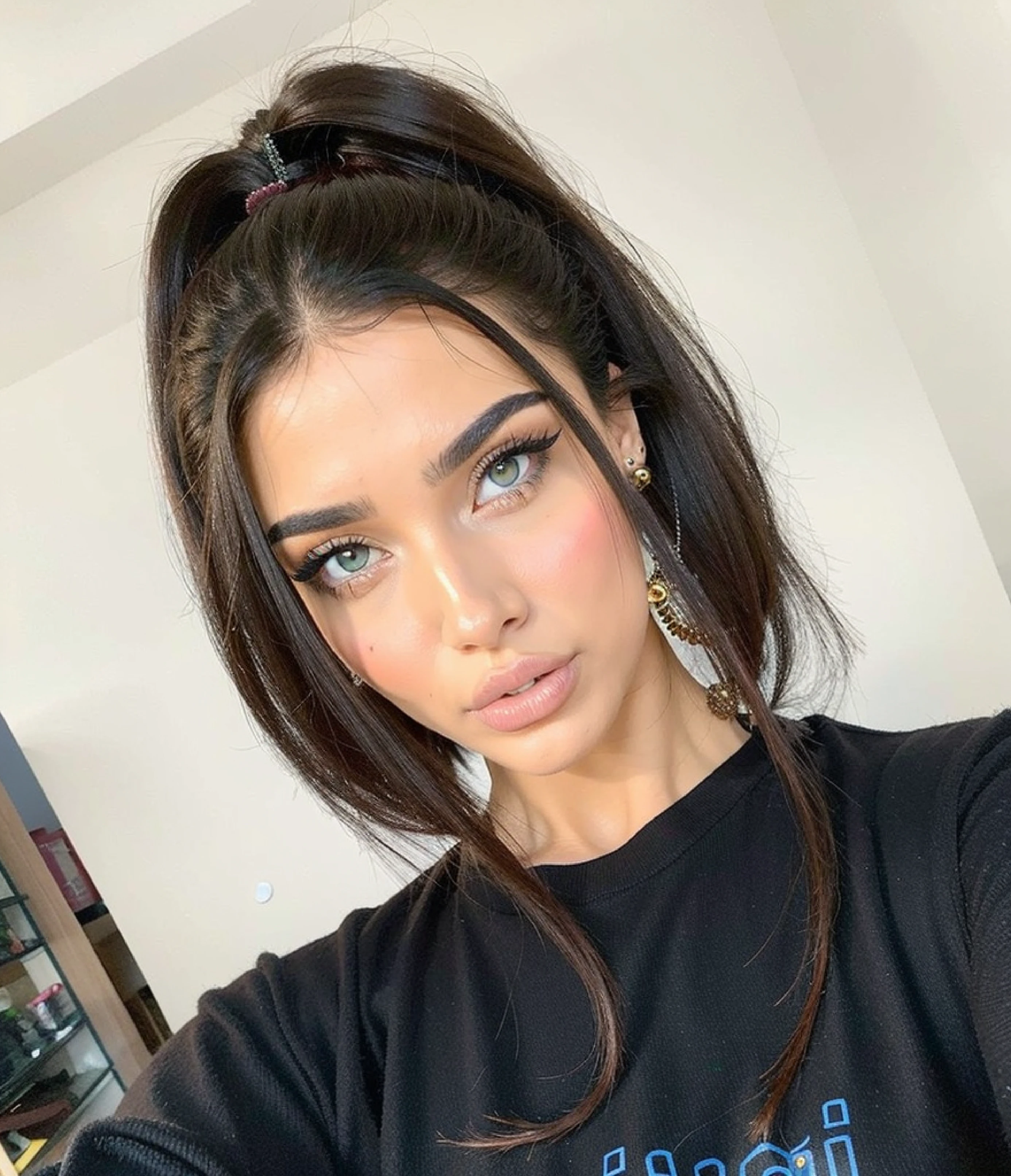 Arafed woman with long hair wearing a black shirt and earrings, cabello negro y ojos grandes, Cara perfecta ), Cerveza Madison, cabello negro y ojos marrones, 18 years old, brown hair and large eyes, Retrato de la chica cervecera de Madison, Cara sexy con maquillaje completo, cabello oscuro y maquillaje, cejas grandes y gruesas audaces, Retrato Sophie Mudd, pale-skinned persian girl