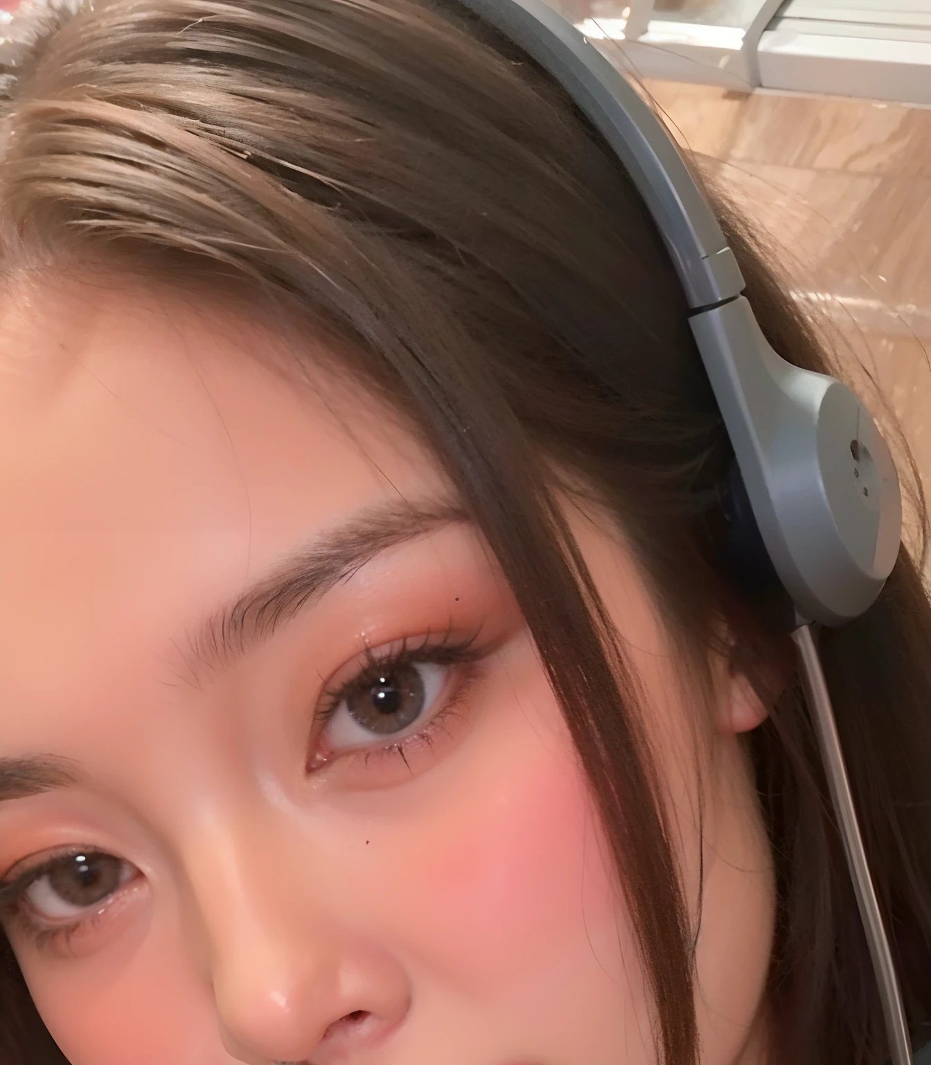 There's a young woman wearing headphones and a pink shirt, anime vibes, close up de uma jovem garota de anime, imagem de qualidade muito baixa, com fones de ouvido, com fones de ouvido, usando fones de ouvido de gato, qualidade muito baixa, taken in the early 2020s, foto de perfil 1024px, fechar o rosto, Asian face