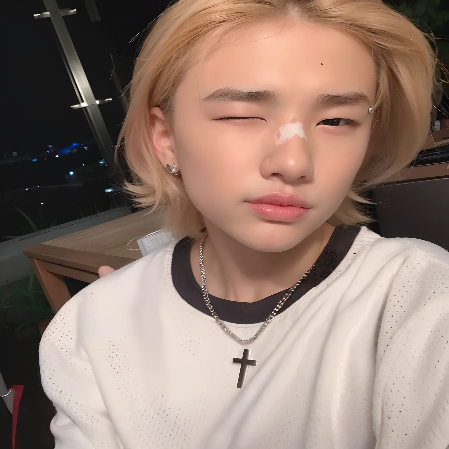 Un primer plano de una persona con una cruz en la frente, swollen right eyelid, 1 7 - childhin face age, Hyunjin, Chico cara delgada, Ulzzang masculino, ojos rojos y una cara delgada, adorable cara coreana