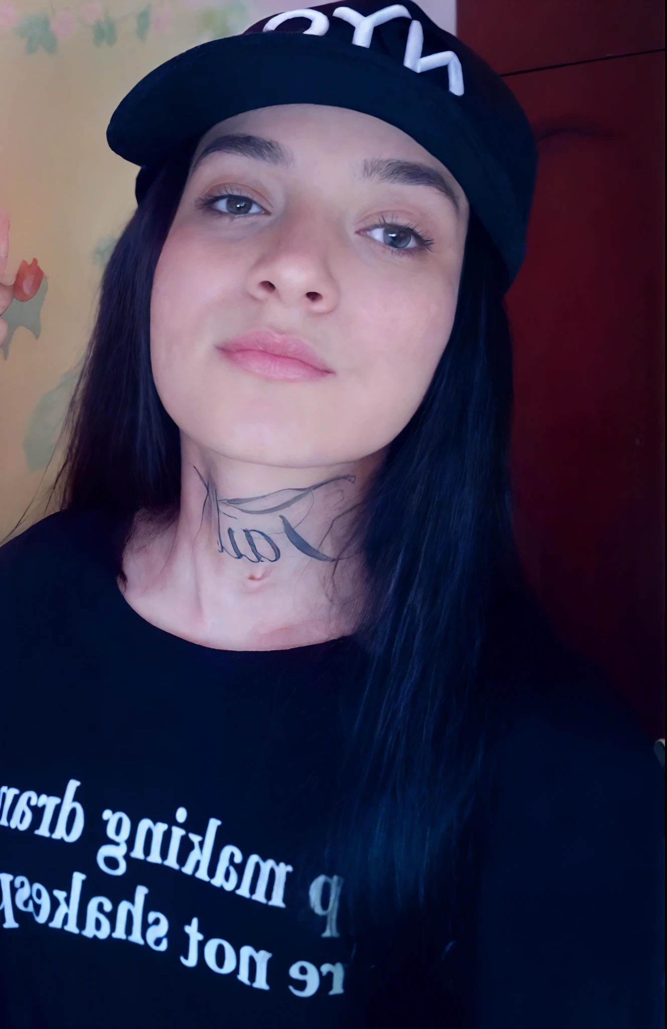 Woman with a tattoo on her neck wearing a black shirt, wearing a chocker and cute hat, com tatuagens, imagem de qualidade muito baixa, Coberto, com tatuagens de runa no rosto, imagem de perfil, Fotografia tirada em 2 0 2 0, em torno de 1 9 anos, foto de perfil headshot, Tatuagem, Usando tatuagens shipibo