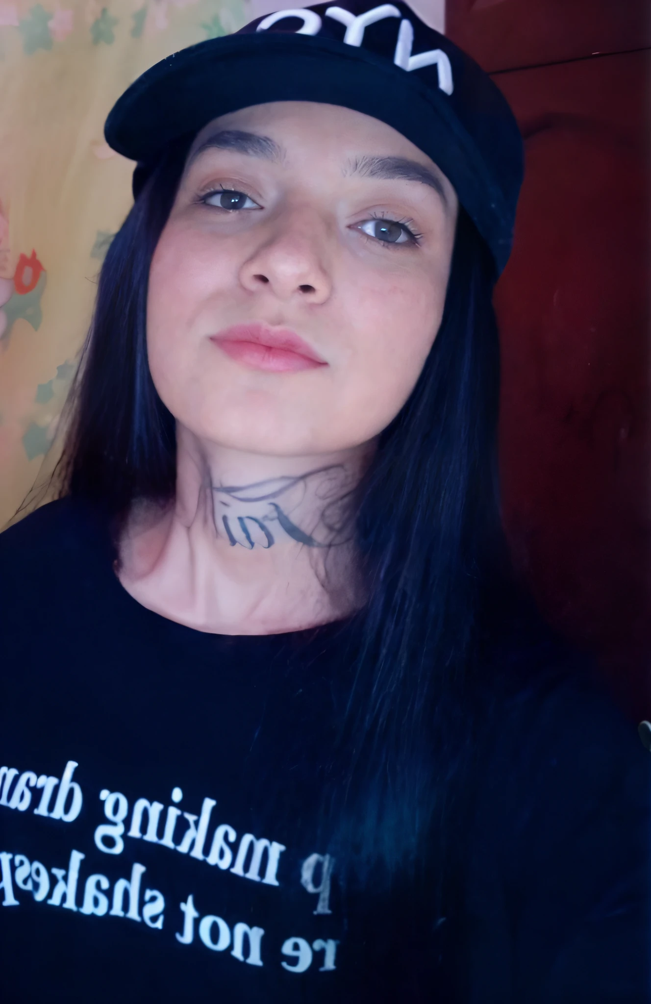 Woman with a tattoo on her neck wearing a black shirt, wearing a chocker and cute hat, com tatuagens, imagem de qualidade muito baixa, Coberto, com tatuagens de runa no rosto, imagem de perfil, Fotografia tirada em 2 0 2 0, em torno de 1 9 anos, foto de perfil headshot, Tatuagem, Usando tatuagens shipibo