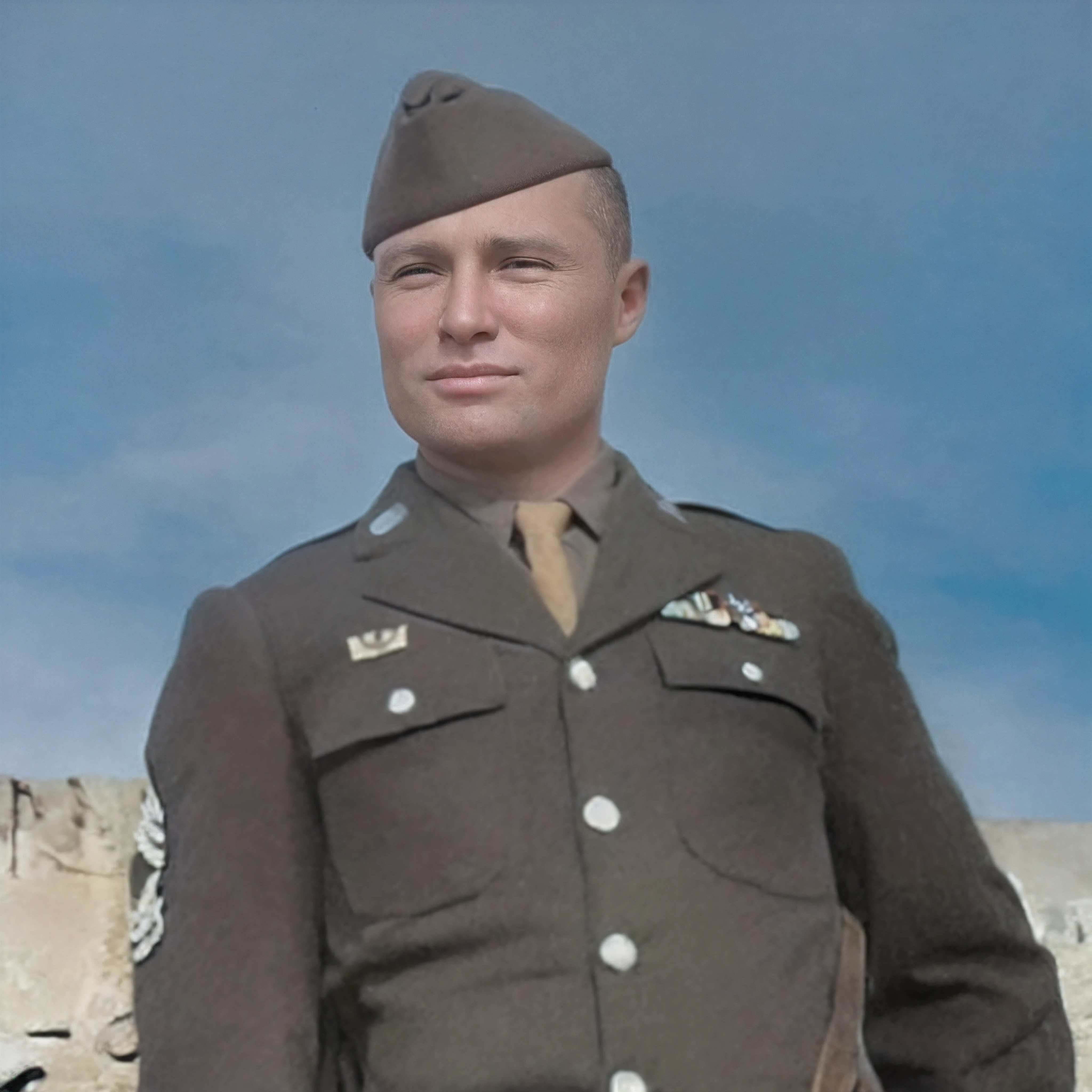 There's a light-skinned man in WW2 uniform, uniforme castanho e boina castanha, (camisa castanha), (gravata amarela), Silvered buttons, raw photo, amazing photograph, best quality, 8K, high quality, Ultra detailed, (best quality), (high detailed skin, full sharp:1.2), 8k uhd, dslr, detailed face