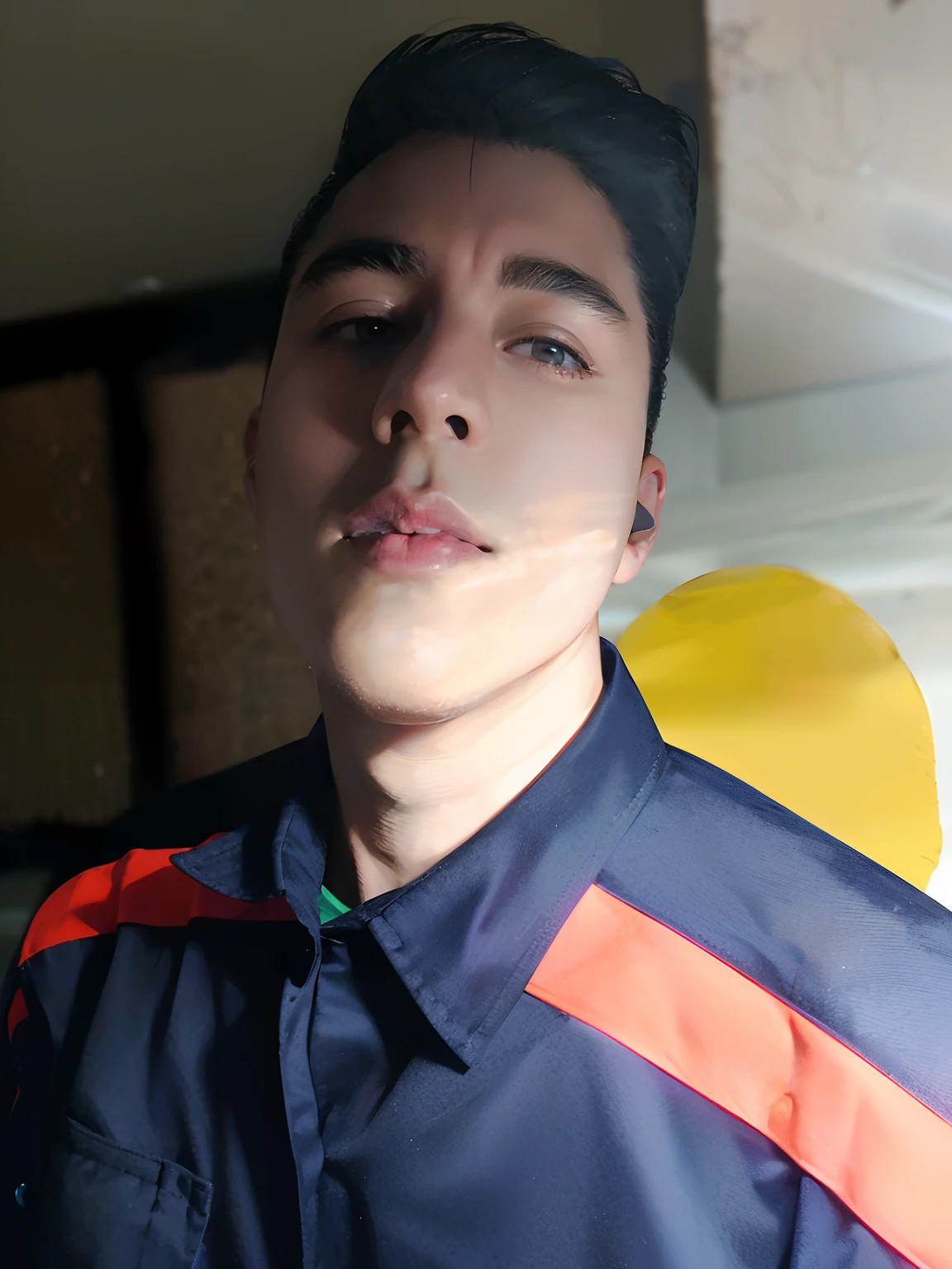 Hay un hombre que posa para una foto junto al agua, con cara precisa, ayan nag, Imagen de la cara, cara guapa, Asmarian aesthetics, con cara amable, imagen de muy muy muy baja calidad, Cara joven y linda, Cara dura y atractiva, Foto de perfil de Facebook, around 1 9 , con un aspecto encantador, Cara hermosa