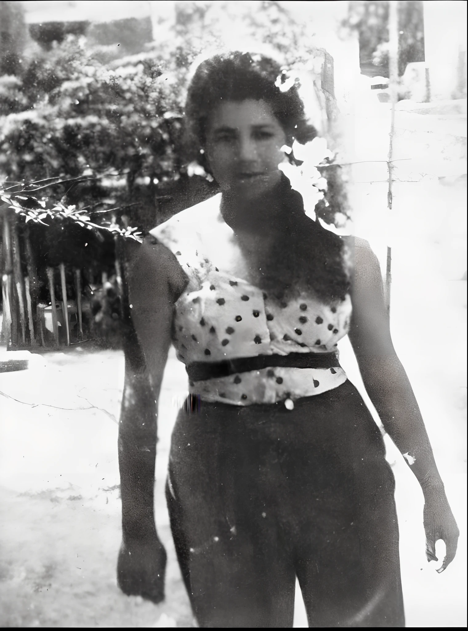 There's a woman standing on the ground with a frisbee in her hand, foto granulada de uma mulher feia, na casa dos 20 anos, Fotografia dos anos 1950, foto granulada danificada, unknown location, provavelmente na casa dos 30 anos, foto antiga em preto e branco, em seus primeiros 3 0, foto granulada em preto e branco,512k