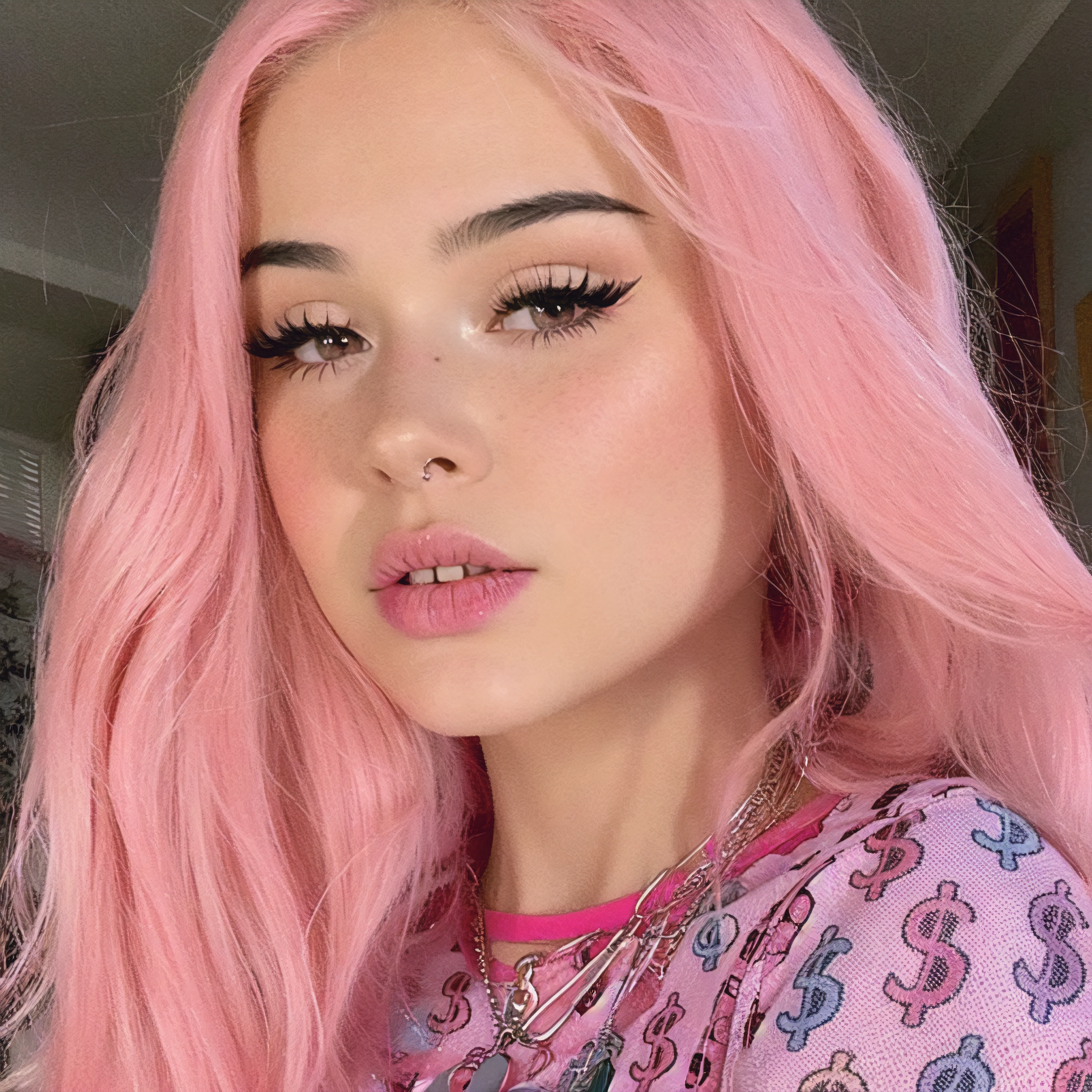 Un primer plano de una mujer con el pelo rosa y una camisa rosa, Cabello rosa largo y suelto, Ava Max, Pelo largo chicle, cabello liso rosa, cabello rosado que fluye, Hermosa Delphine, Cabello rosa claro con llamas rosadas, Cabello rosa tenue, Hada Ellie Bamber, con cabello rosado, Cabello chicle, Cabello largo y rosado, cabello rosado, cabello rosa claro
