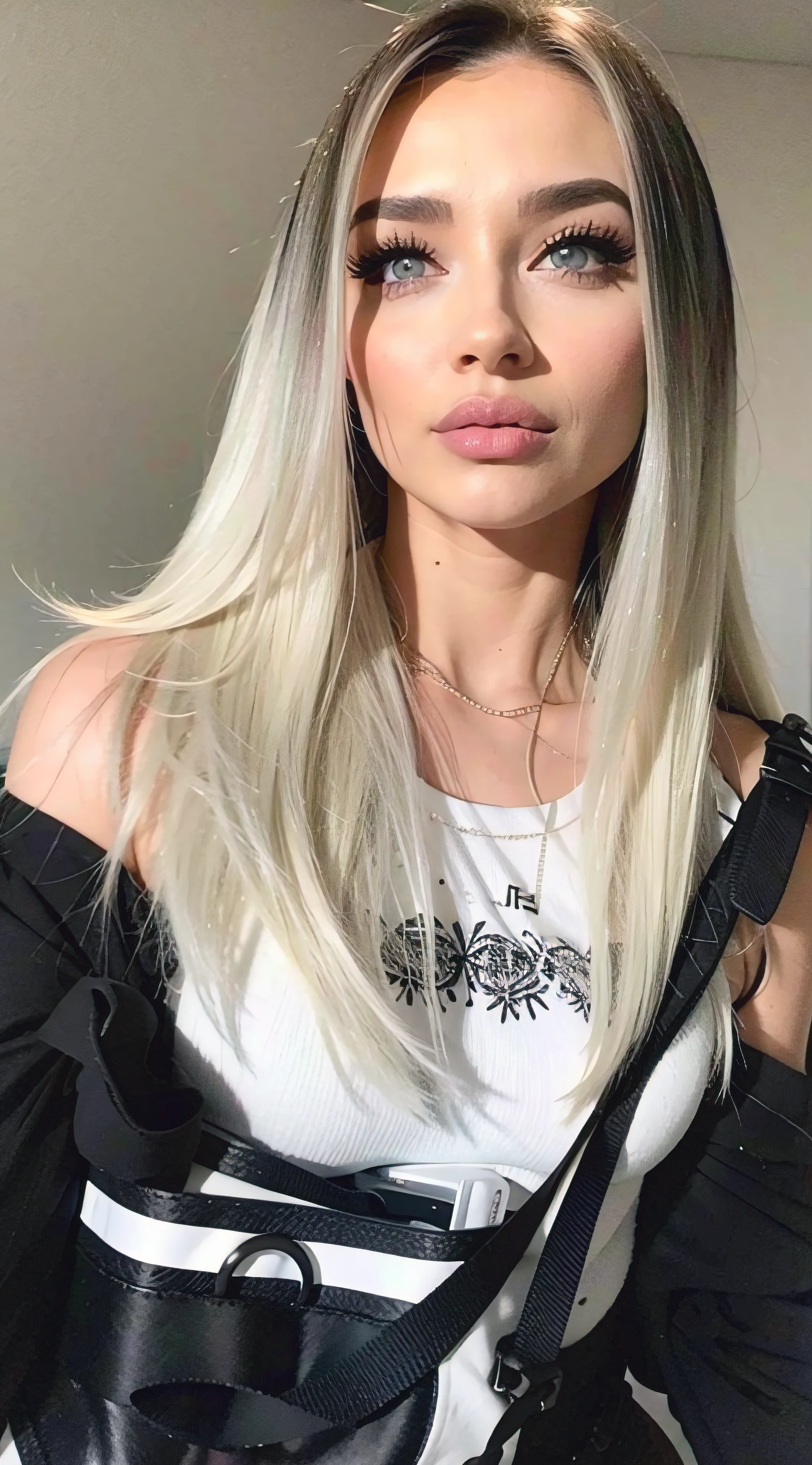 Un primer plano de una mujer con el pelo largo y rubio vistiendo una chaqueta negra, Chica perfecta de pelo blanco, Cabello liso blanco, Cabello largo y lacio blanco, Cabello largo y lacio plateado, Cabello largo y blanco y flequillo, Su cabello es blanco, Ava Max, cabello rubio blanco, cabello rubio y plateado, Color de pelo blanco, con pelo largo blanco, Chica Cabello Plateado, cabello whitebangs cabello