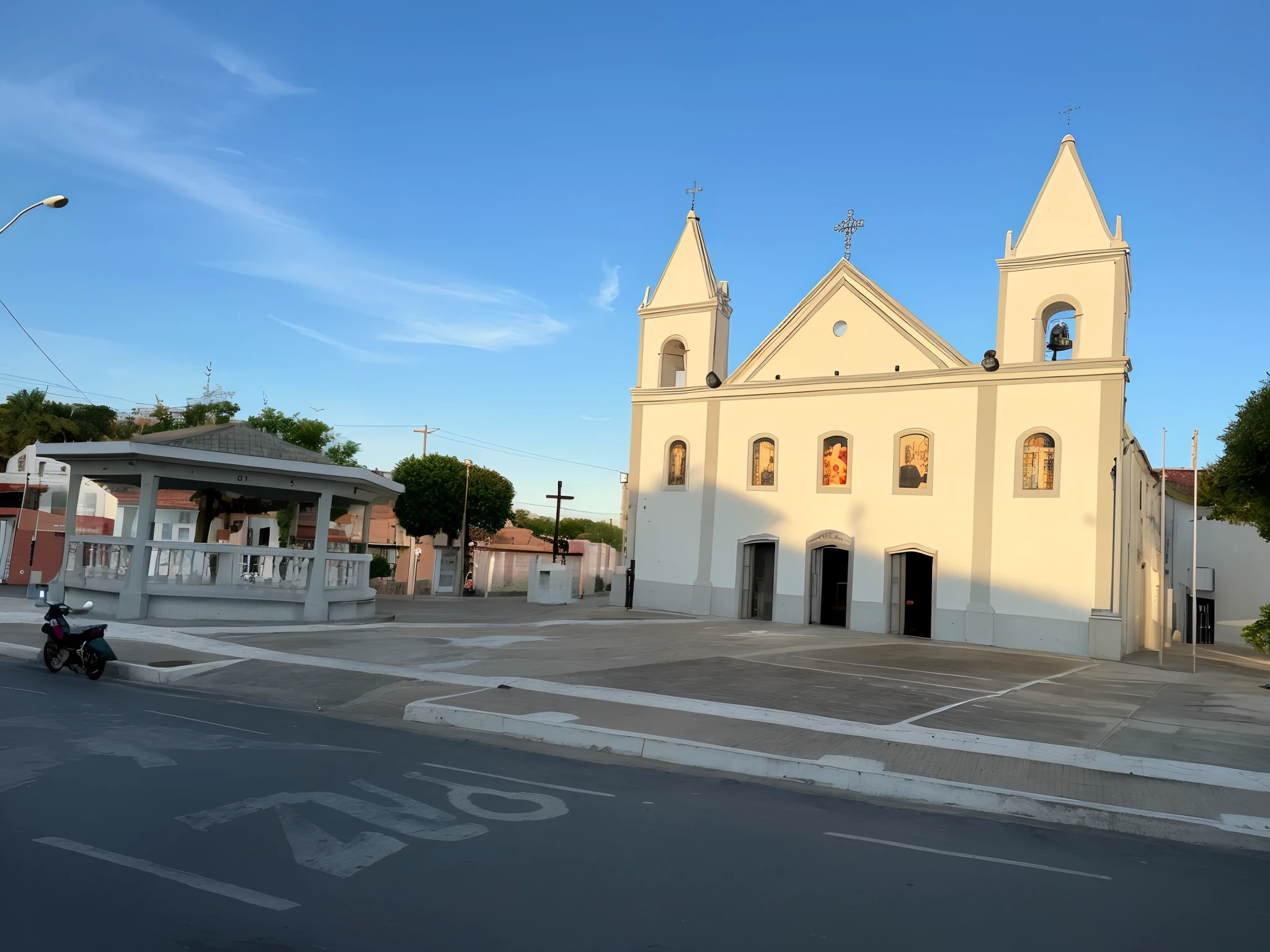 There is a white church with a clock tower in front, igreja no fundo, catedral, Beautiful image, vista externa, imagem profunda, vista das ruas, town square, em Chuquicamata, Fotografia tirada em 2 0 2 0, Completo - Ver, Vista frontal, lugar santo, bispo do rosario, igreja, imagem real, visto de fora