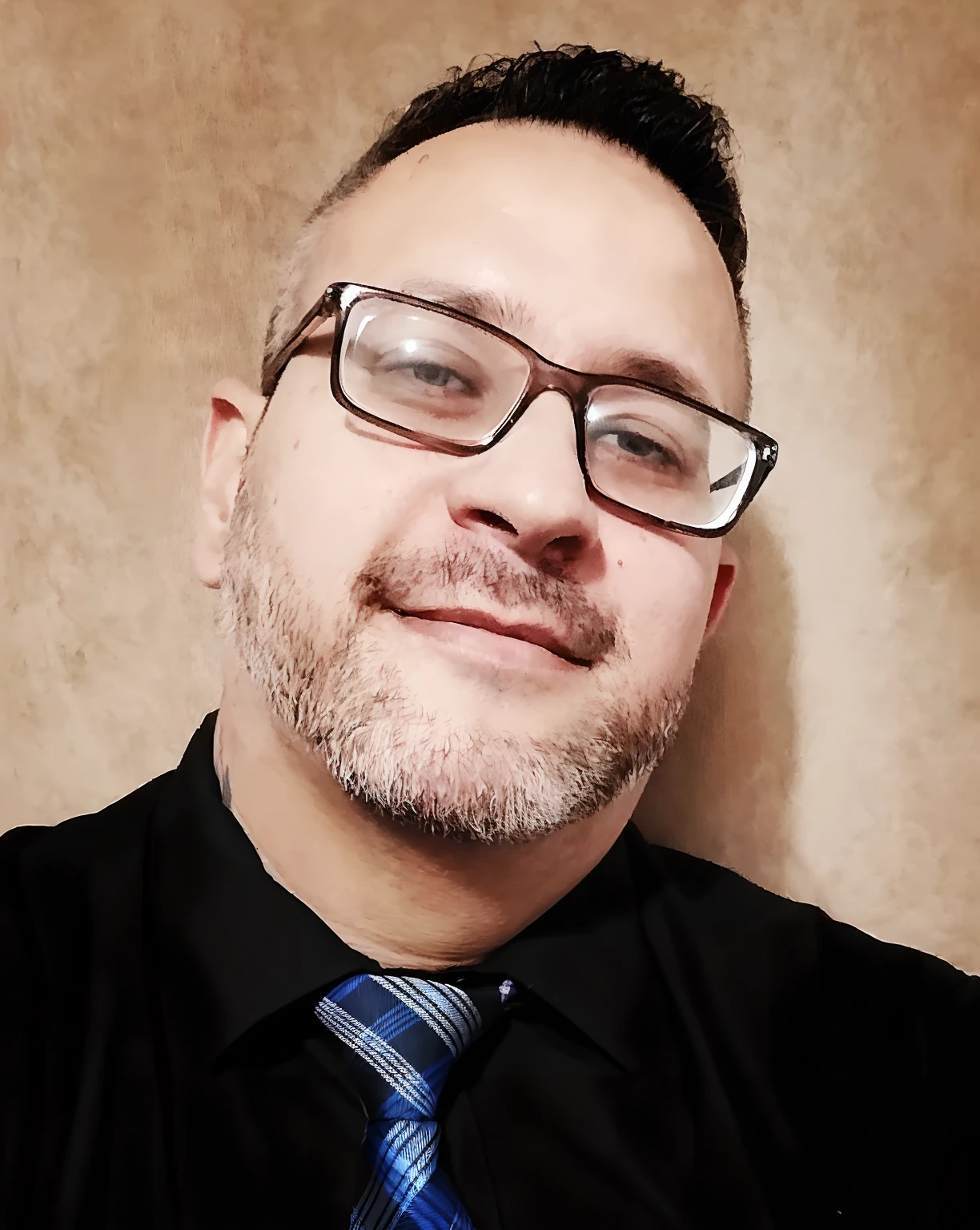 there is a man with glasses and a tie posing for a picture, Cristiano Orrillo, andres rios, cerca de 3 8 anos, foto de perfil profissional, Postagem no Reddit, Carregado, Tiago Zapata, foto de perfil headshot, Joel Torres, Brian Pulido, foto do perfil, imagem de perfil, David Villegas, foto headshot, taken in the early 2020s