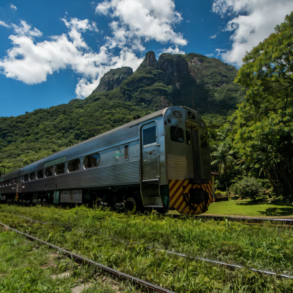 Trem Arafed em trilhos com montanhas ao fundo, Trem, Malika Favre, em um trilho de trem da floresta da selva, Directed by: Fernando Gerassi, Belas vistas, Directed by: CeFerí Olivé, lush scenery, viagem, mountainous jungle setting, Arredores exuberantes, Caroline Gariba, dramatic scenery, Kauai, Directed by: Felipe Seade, stunning scenery